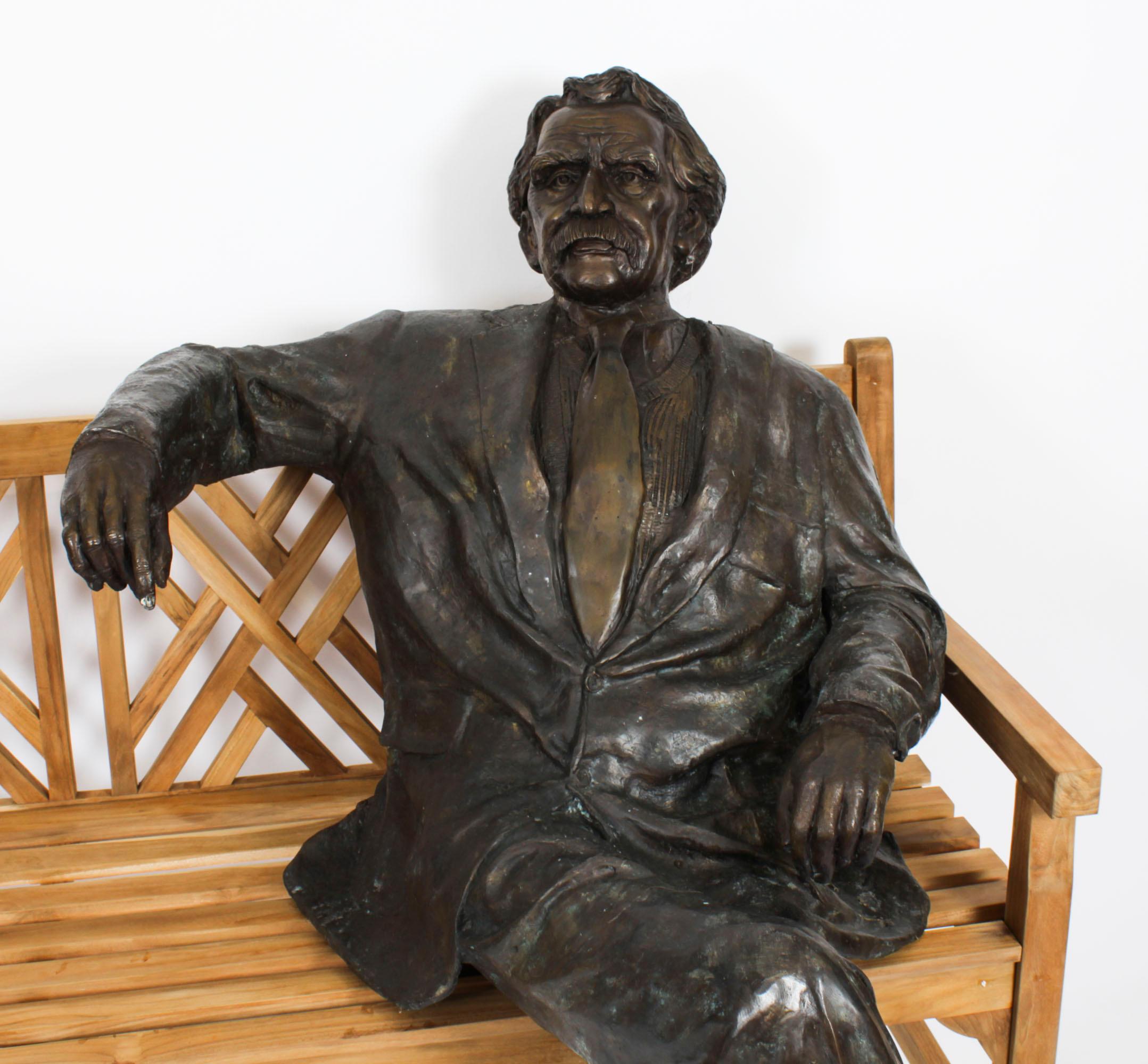 Vintage Bronze grandeur nature d'Albert Einstein sur un banc de jardin 20ème siècle en vente 1