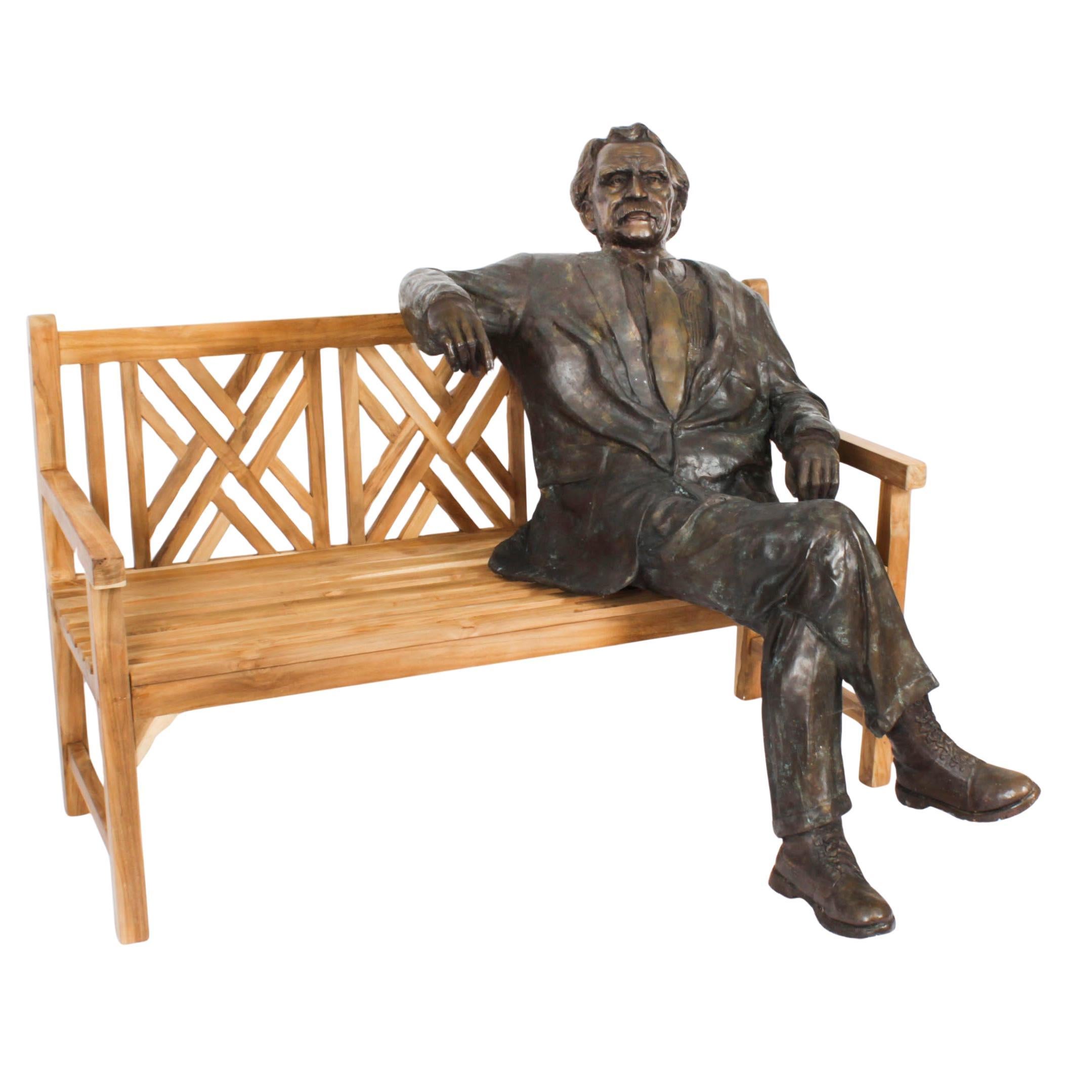 Bronzo d'epoca a grandezza naturale di Albert Einstein su una panchina da giardino 20° secolo