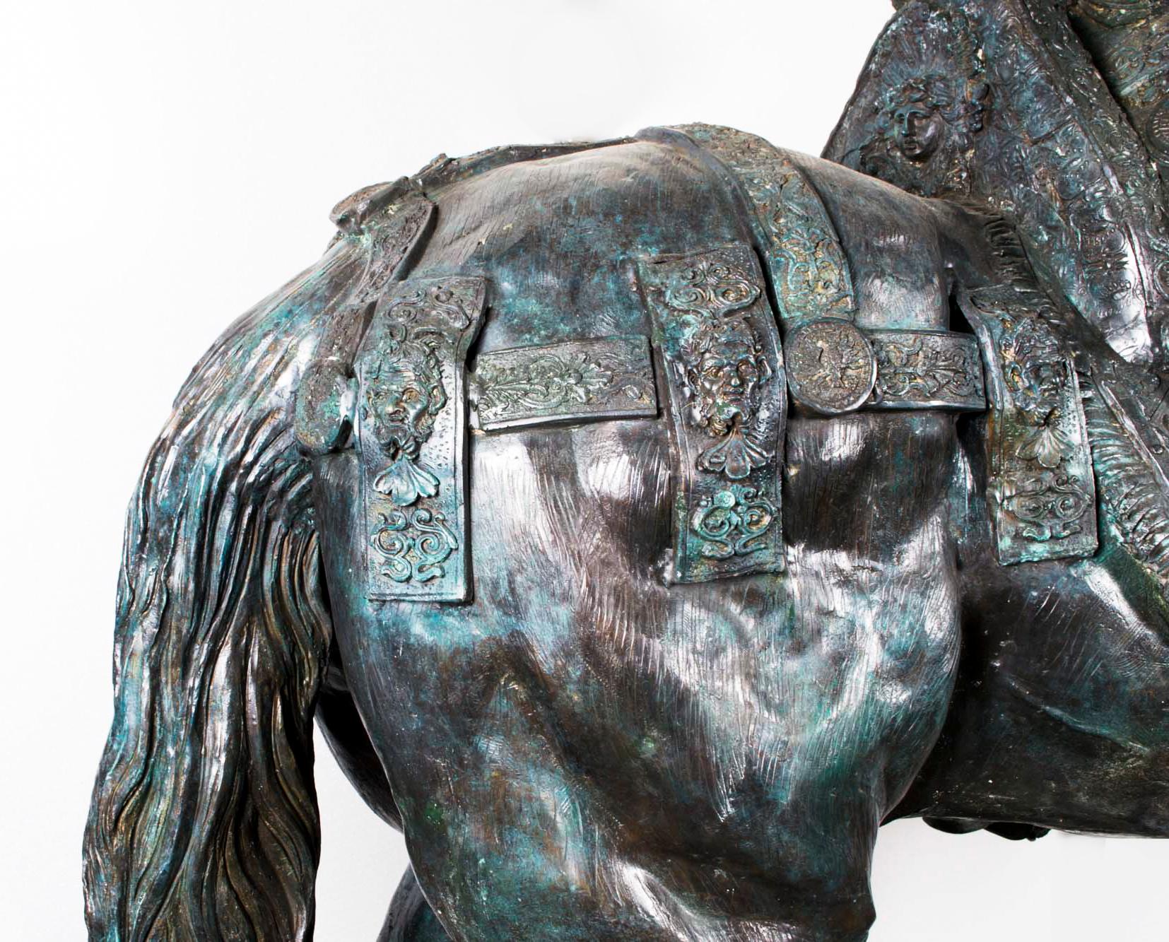 Bronzo d'epoca a grandezza naturale di un ufficiale romano corazzato a cavallo del XX secolo in vendita 10