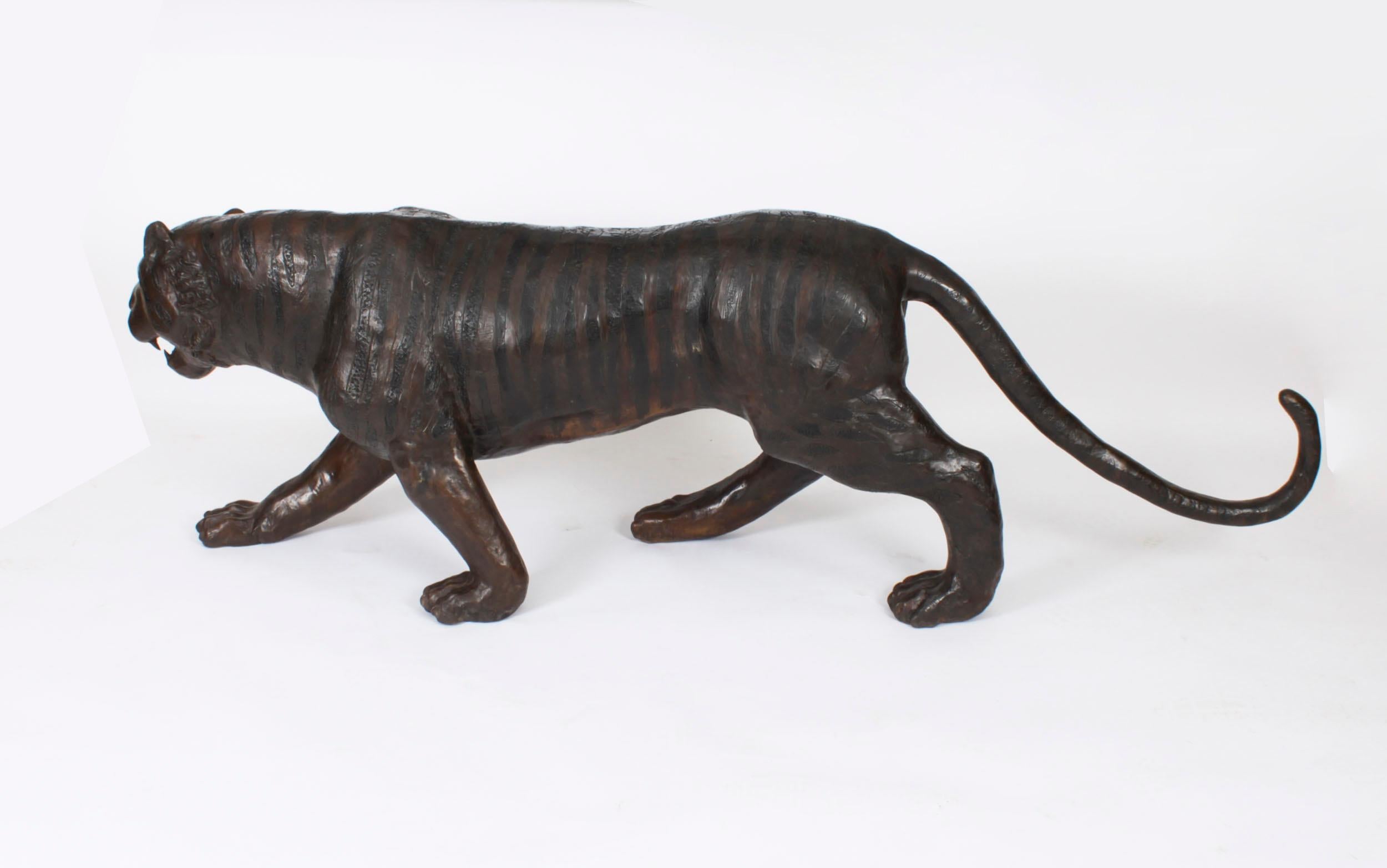 Dies ist eine wirklich beeindruckende lebensgroße Bronzestatue eines Tigers aus dem späten 20. 

Die Qualität der Bronze ist unübertroffen, und die Liebe zum Detail ist einfach fantastisch.

Die Skulptur zeigt einen Tiger auf der Pirsch, der seinen