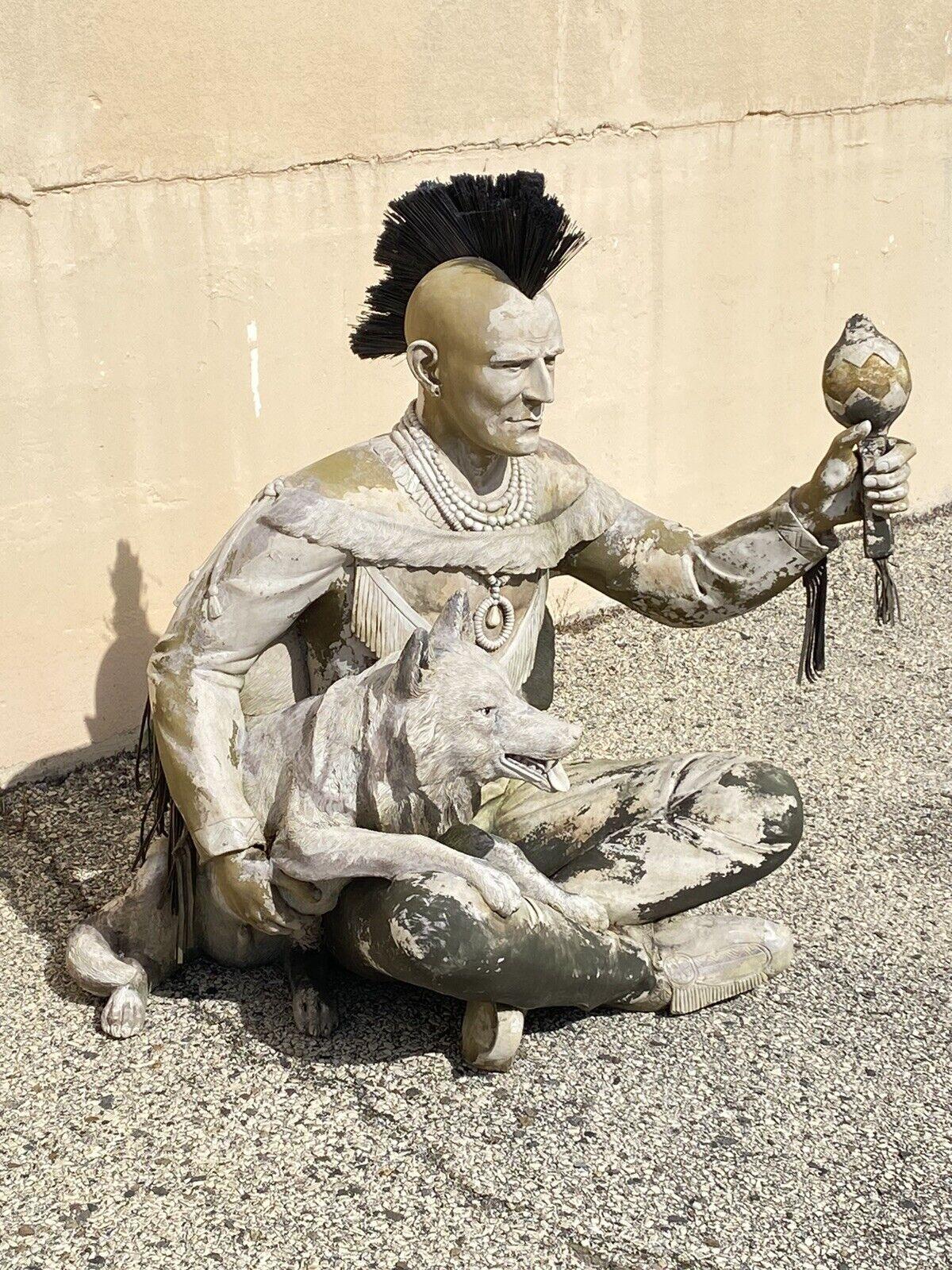 sitzender Chief und Wolf-Statue aus Glasfaser, Indigene Kunst Nord- und Südamerikas (Moderne) im Angebot
