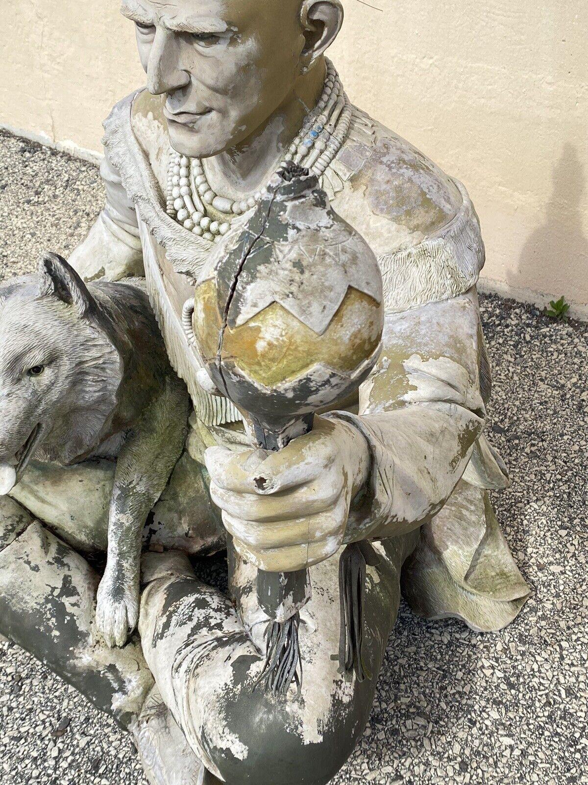 Statue vintage grandeur nature en fibre de verre d'un chef assis et d'un loup. Bon état - En vente à Philadelphia, PA