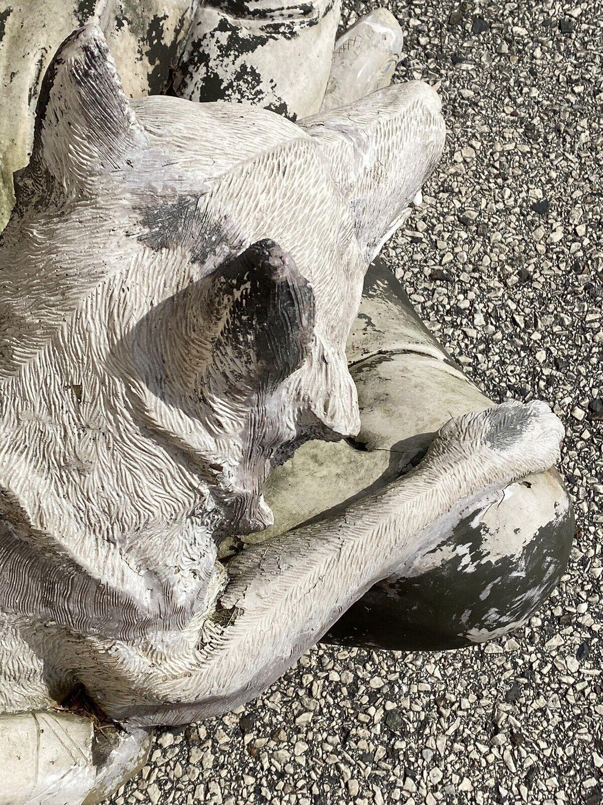 20ième siècle Statue vintage grandeur nature en fibre de verre d'un chef assis et d'un loup. en vente