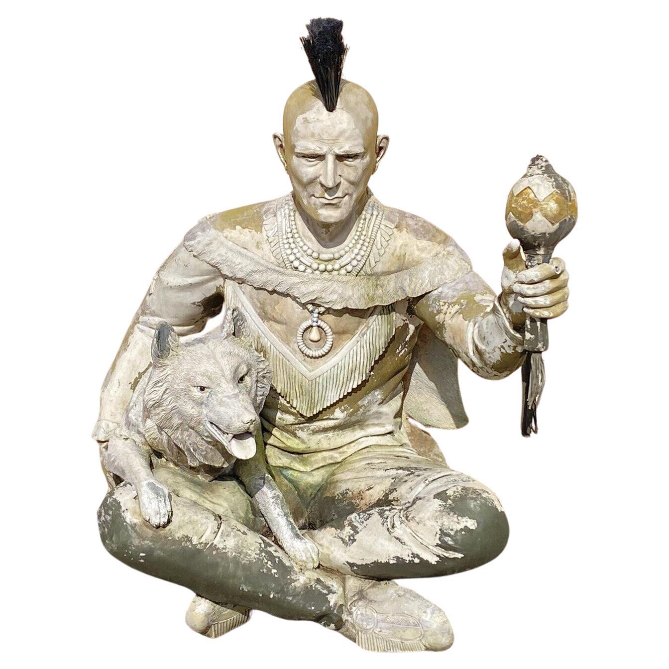 sitzender Chief und Wolf-Statue aus Glasfaser, Indigene Kunst Nord- und Südamerikas im Angebot