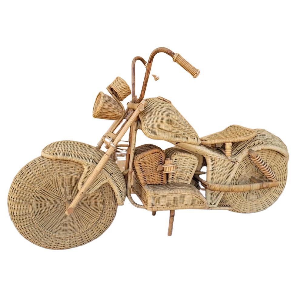 Moto vintage grandeur nature en rotin, bambou et osier Harley Davidson