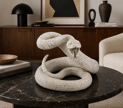 Scultura vintage a grandezza naturale di un serpente a sonagli in resina bianca, anni '70 circa