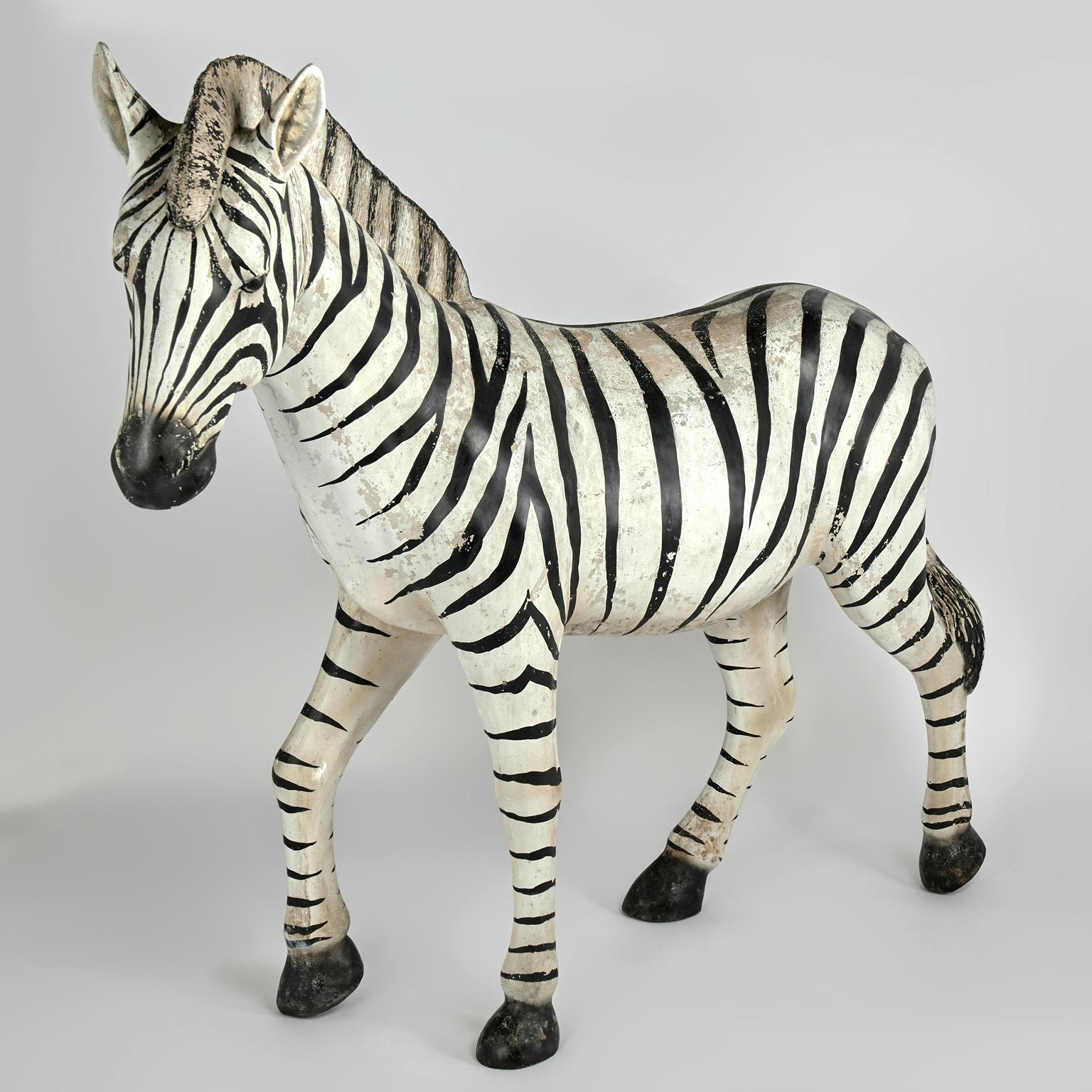 Rara e insolita scultura a grandezza naturale di una zebra realizzata in composizione in una forma sorprendentemente realistica e decorata a mano con le iconiche strisce ora indossate alla perfezione.