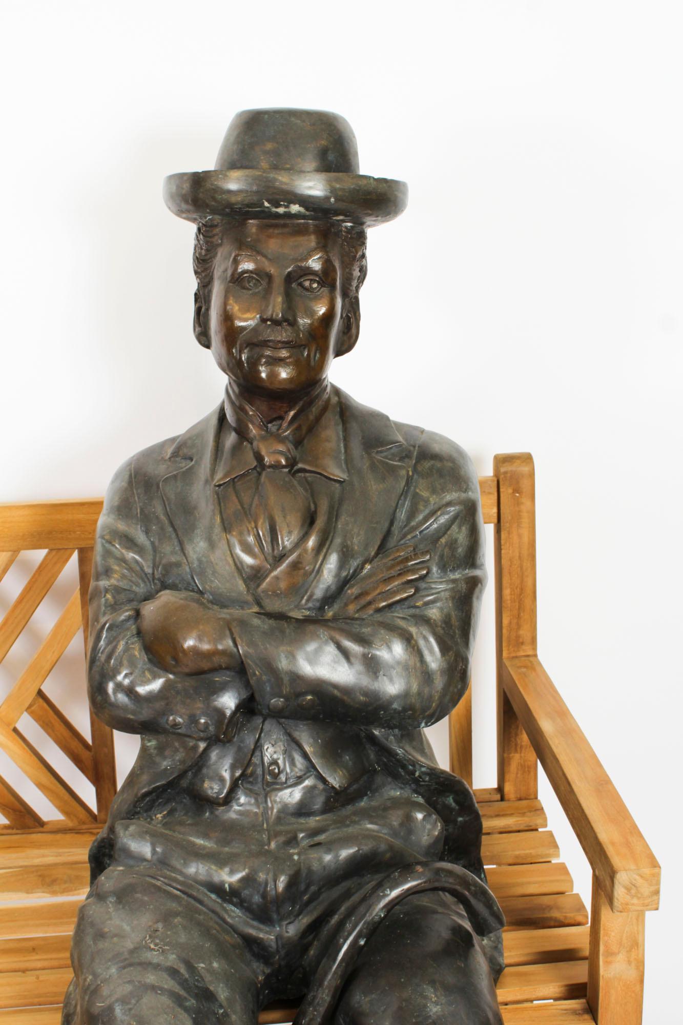 Escultura vintage de bronce a tamaño natural de Charlie Chaplin sentado Siglo XX 5