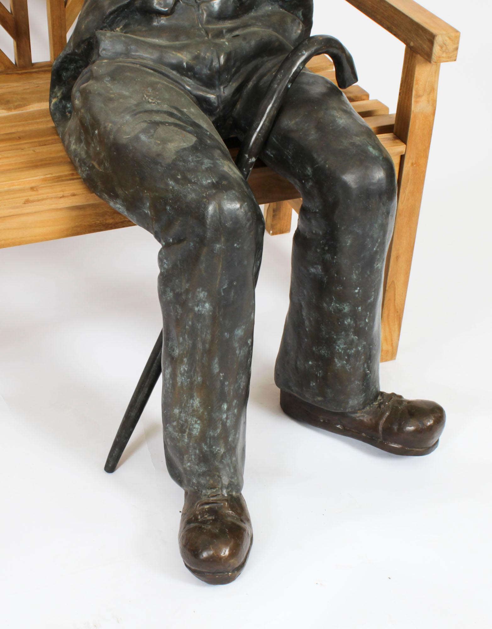 Escultura vintage de bronce a tamaño natural de Charlie Chaplin sentado Siglo XX 6