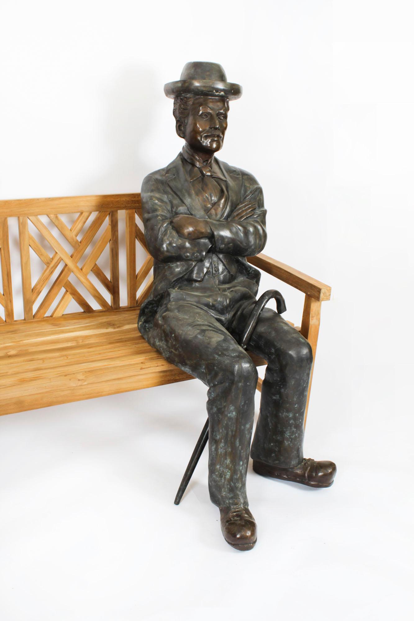 Escultura vintage de bronce a tamaño natural de Charlie Chaplin sentado Siglo XX 7