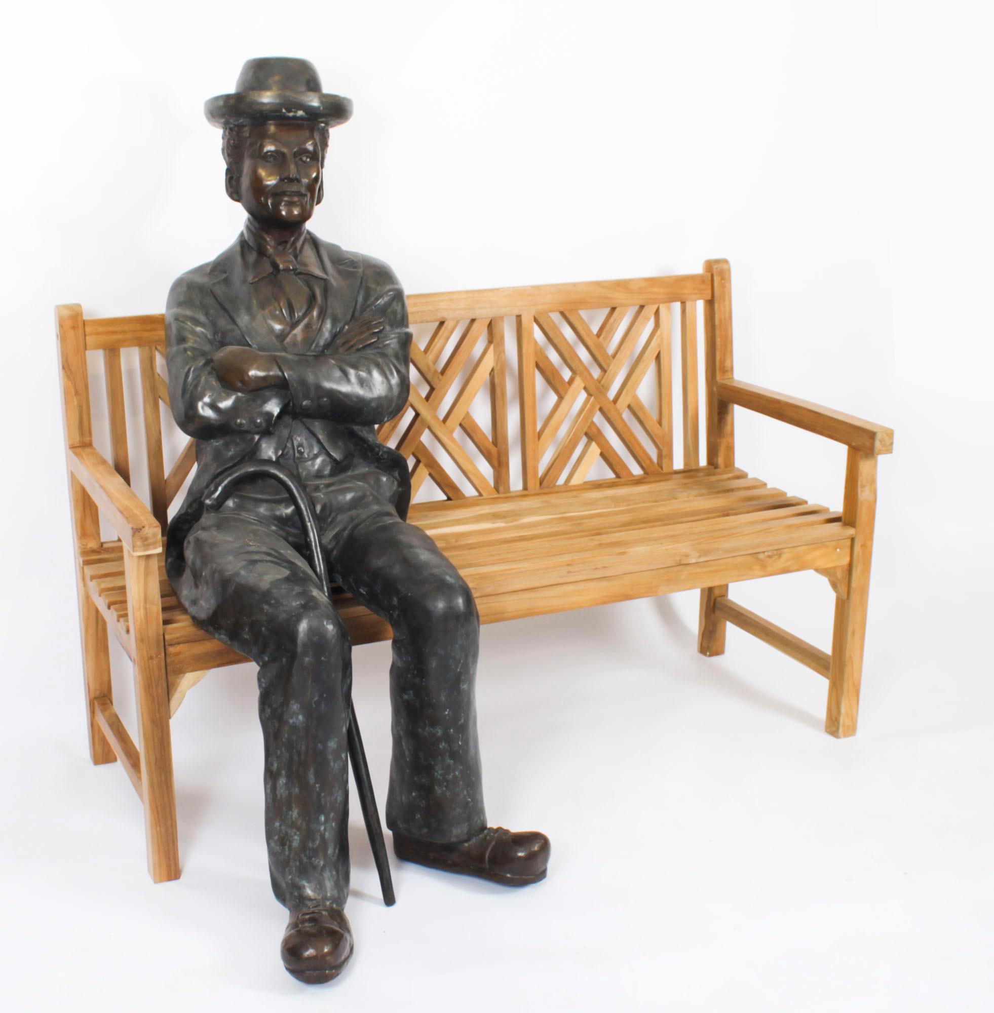 Escultura vintage de bronce a tamaño natural de Charlie Chaplin sentado Siglo XX 8