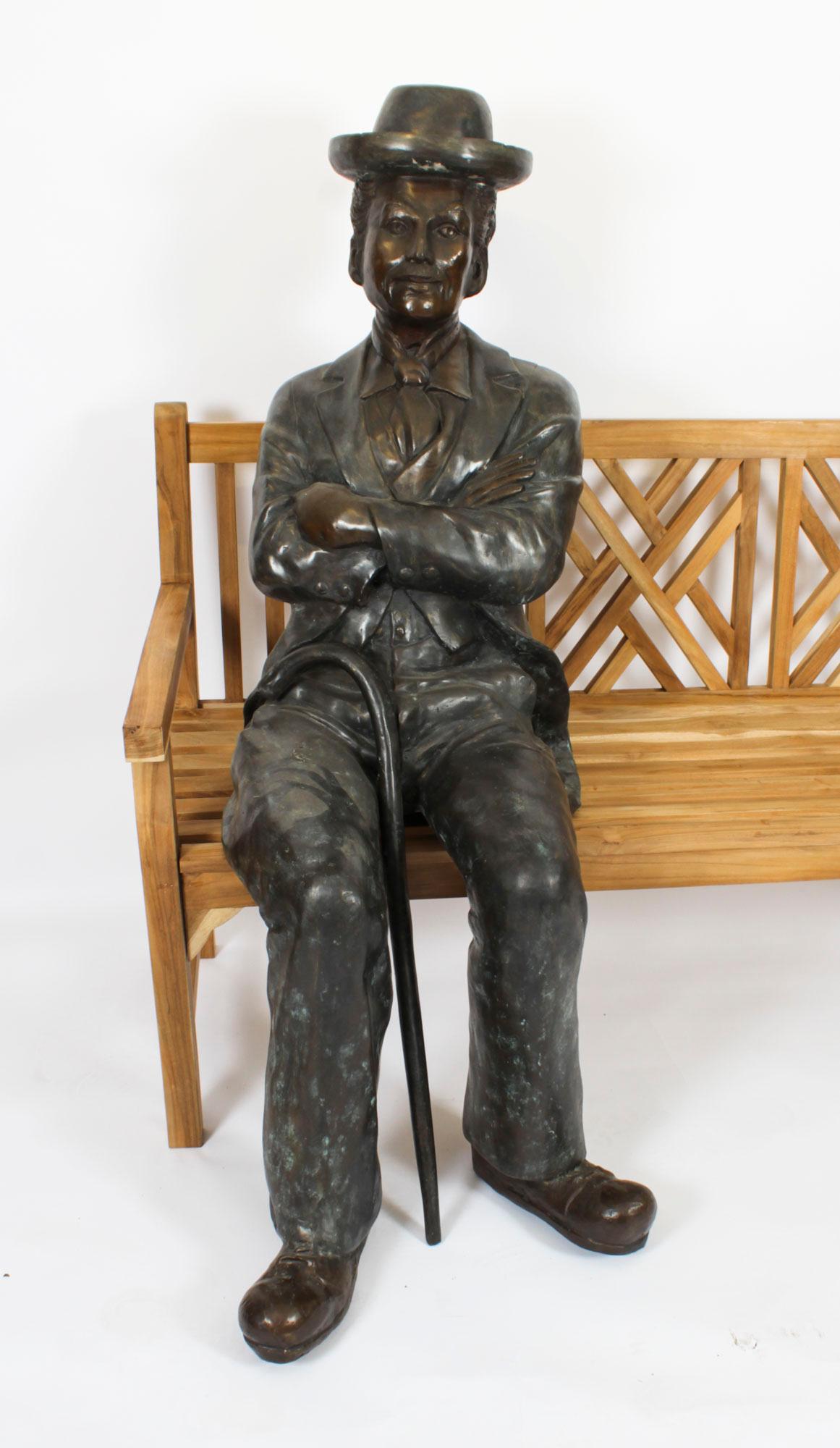Escultura vintage de bronce a tamaño natural de Charlie Chaplin sentado Siglo XX 9