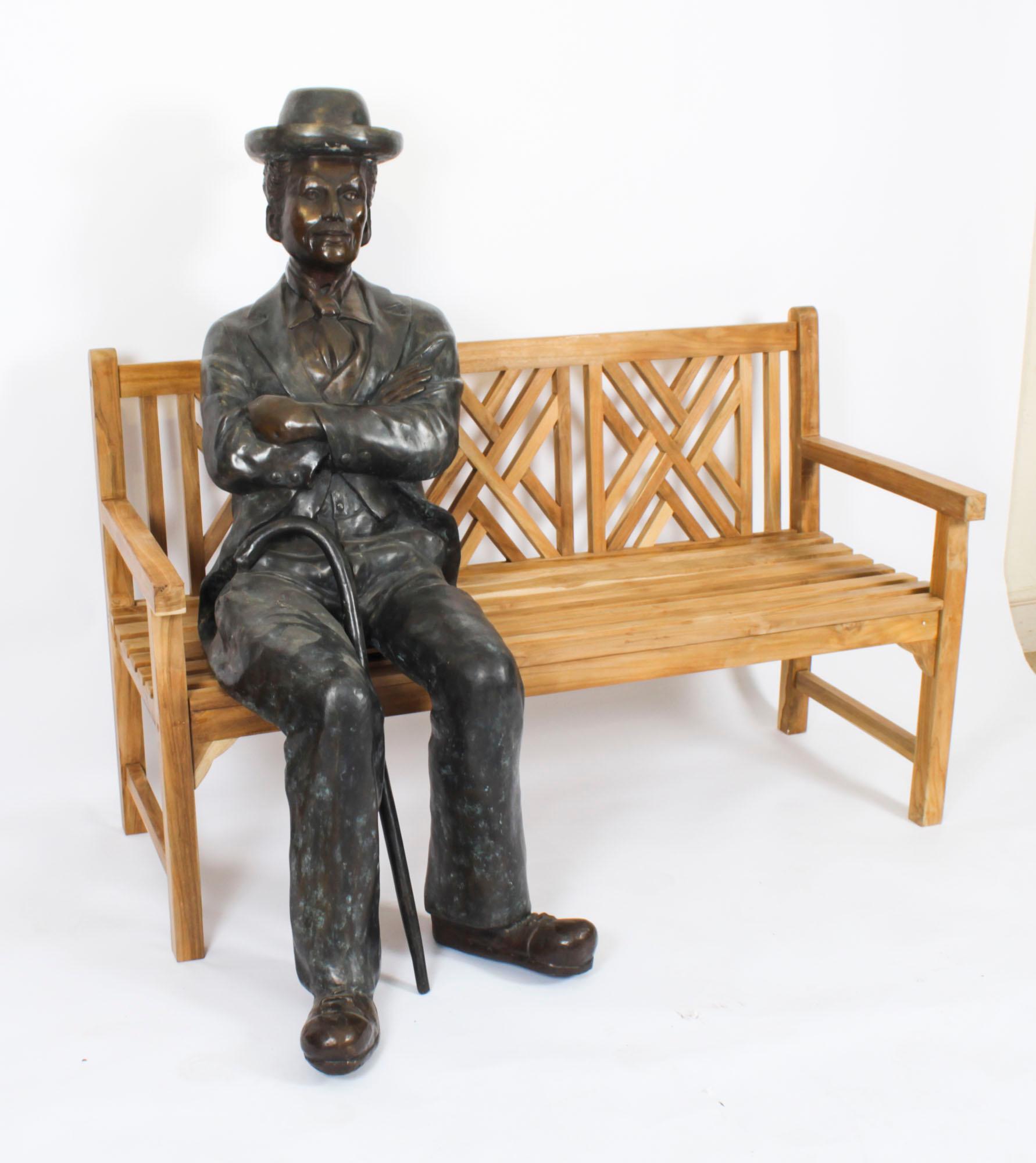 Escultura vintage de bronce a tamaño natural de Charlie Chaplin sentado Siglo XX 10