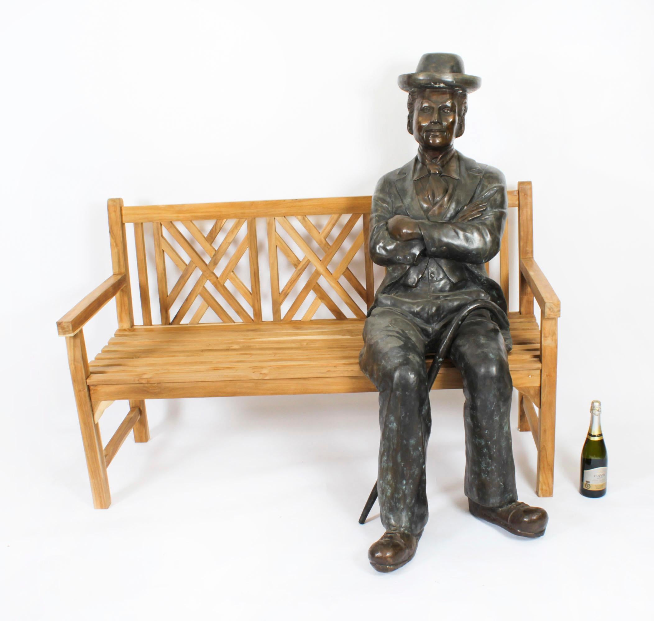 Escultura vintage de bronce a tamaño natural de Charlie Chaplin sentado Siglo XX 11