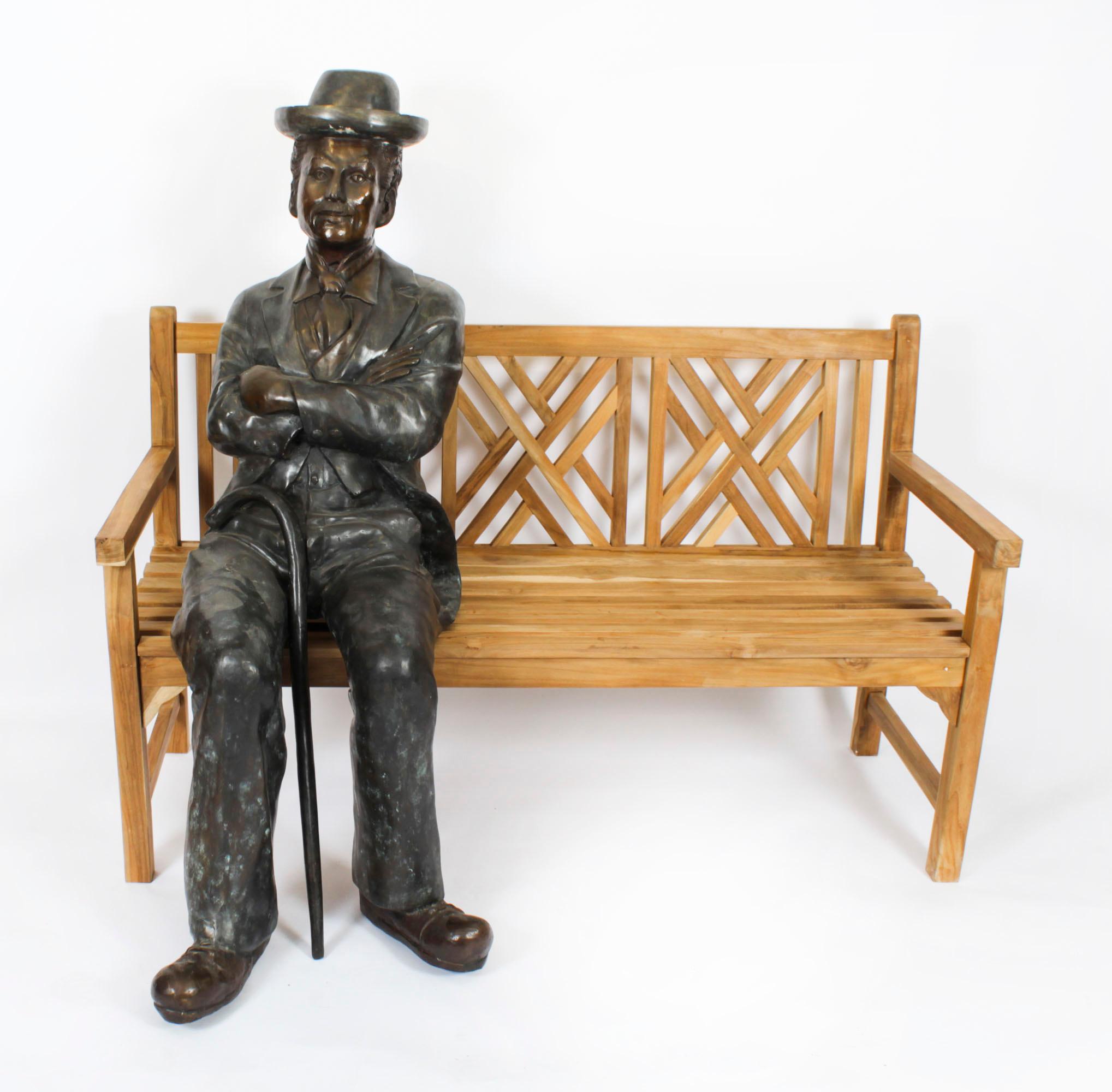 Una escultura de bronce realmente impresionante de un Charlie Chaplin sentado, de finales del siglo XX.

Esta extraordinaria estatua está hecha de bronce macizo y muestra al famoso actor sentado en un banco de teca con su característico sombrero y