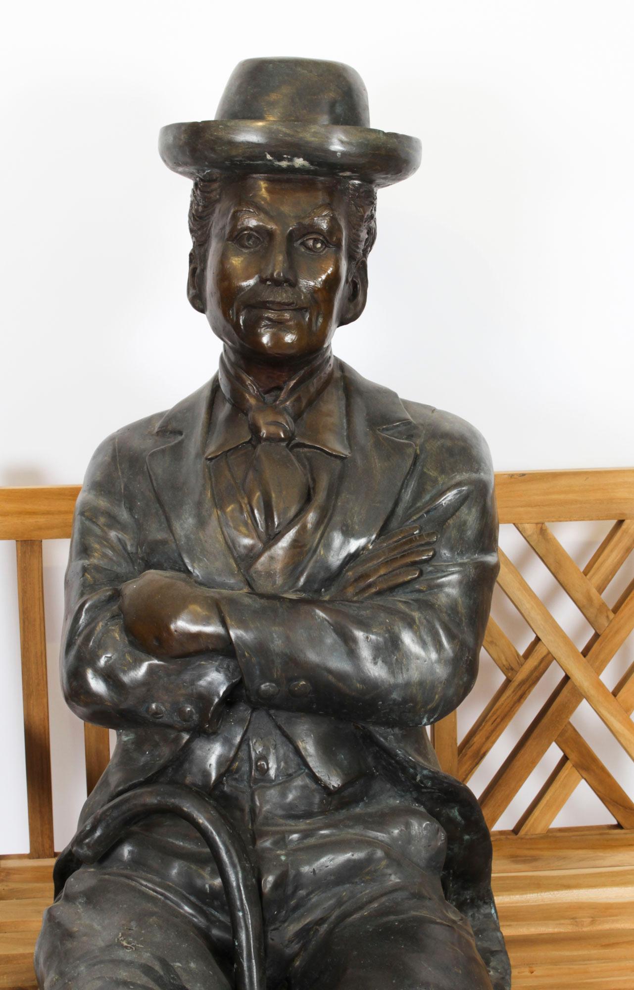 Escultura vintage de bronce a tamaño natural de Charlie Chaplin sentado Siglo XX en Bueno Estado en London, GB