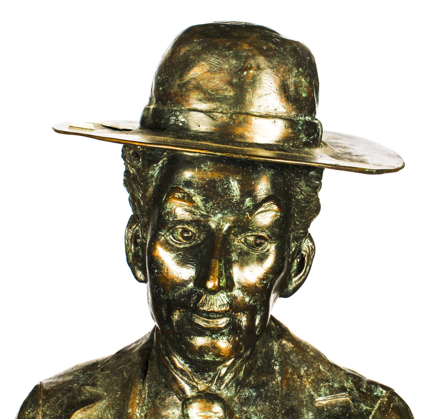 20ième siècle Sculpture en bronze grandeur nature de Charlie Chaplin assis 20ème siècle en vente