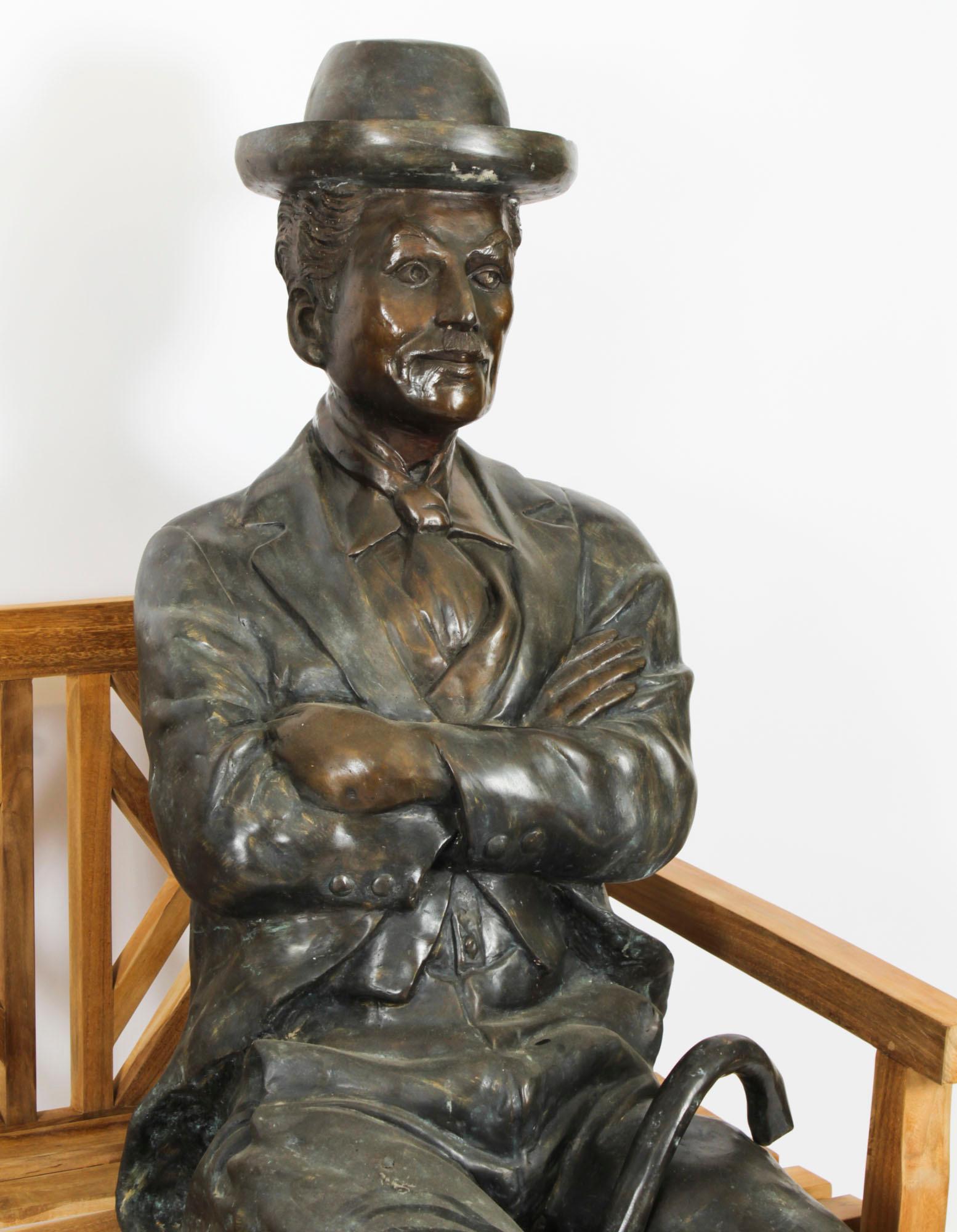 Escultura vintage de bronce a tamaño natural de Charlie Chaplin sentado Siglo XX siglo XX