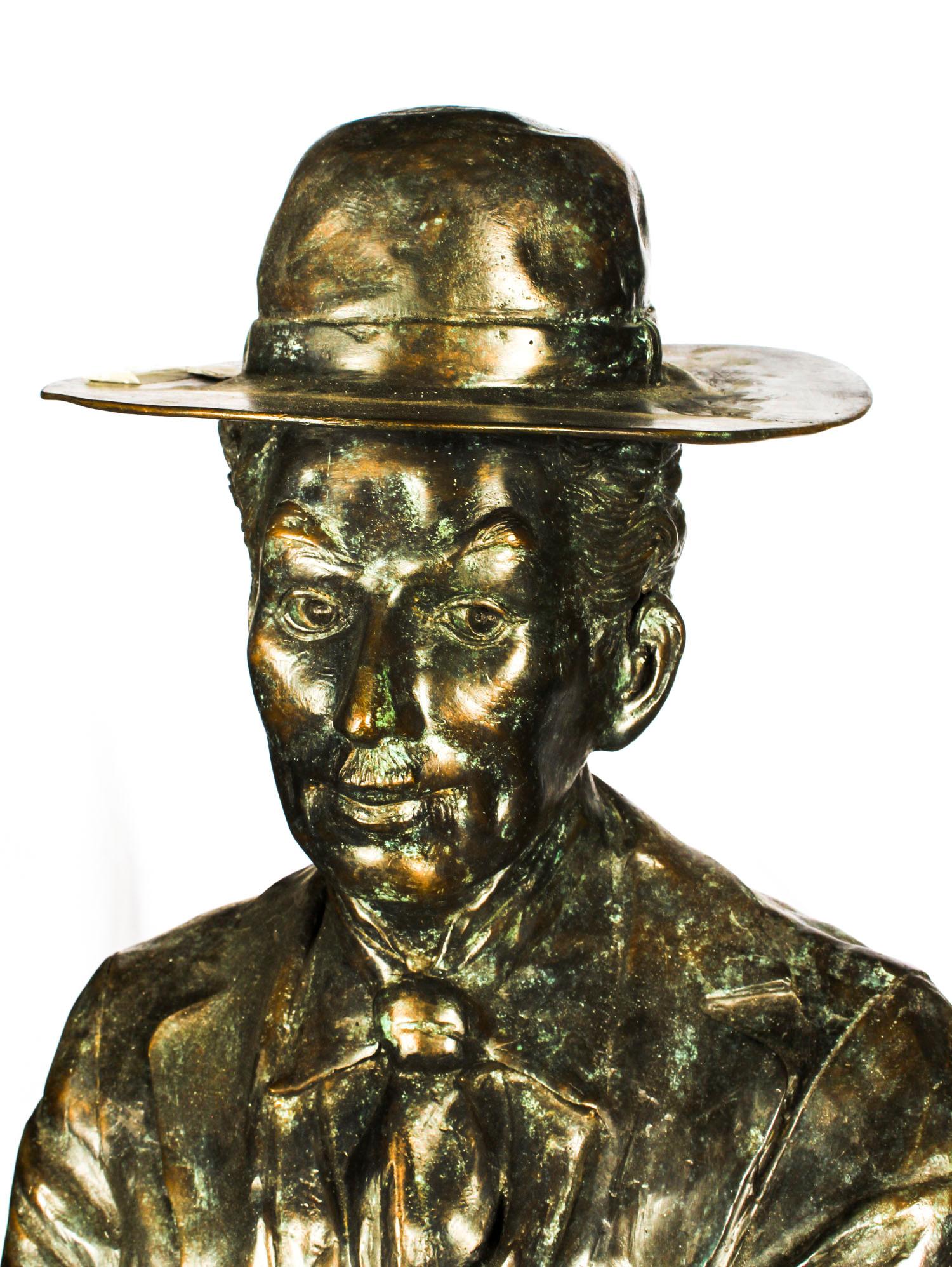 Bronze Sculpture en bronze grandeur nature de Charlie Chaplin assis 20ème siècle en vente