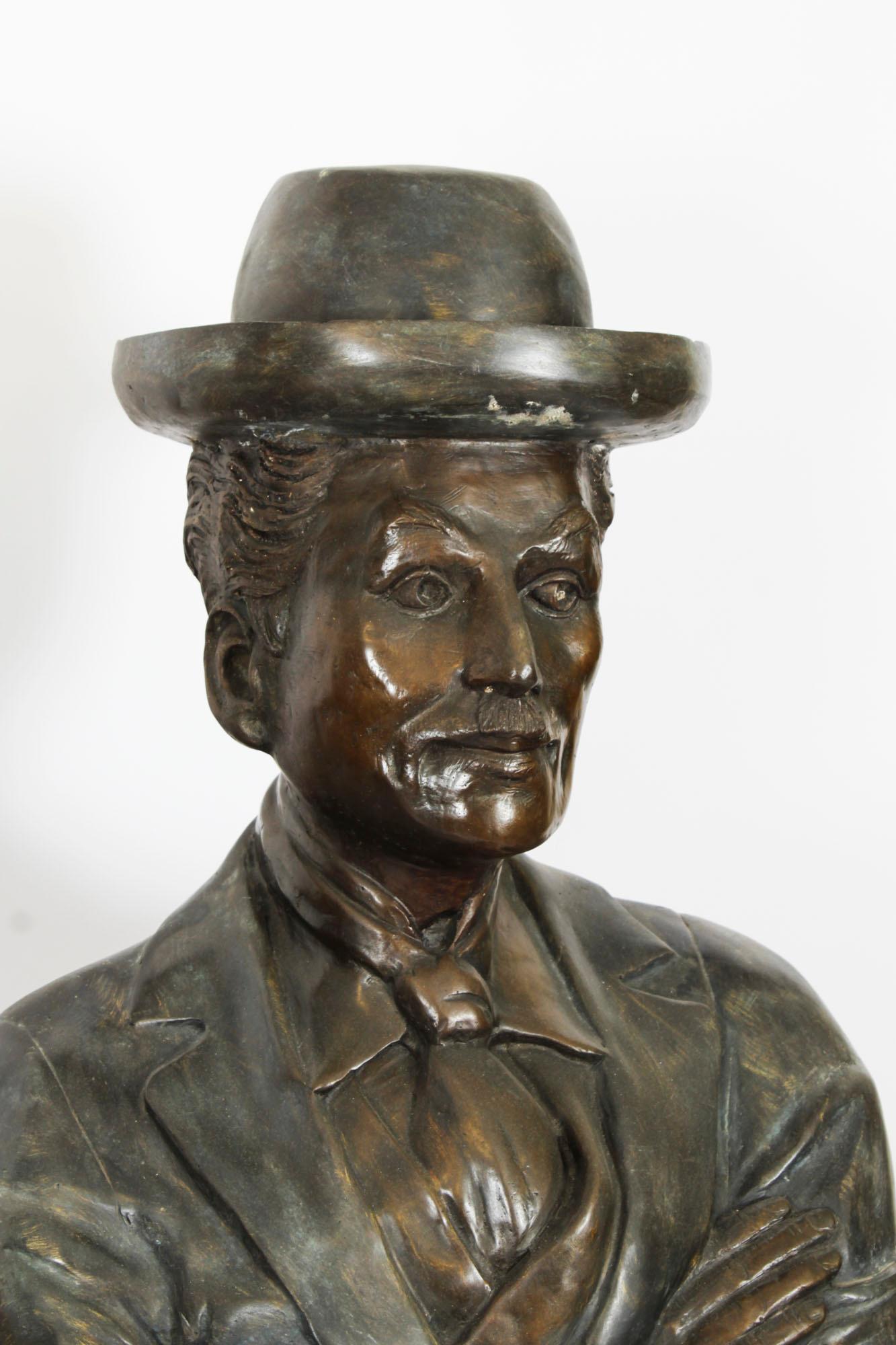 Escultura vintage de bronce a tamaño natural de Charlie Chaplin sentado Siglo XX Bronce