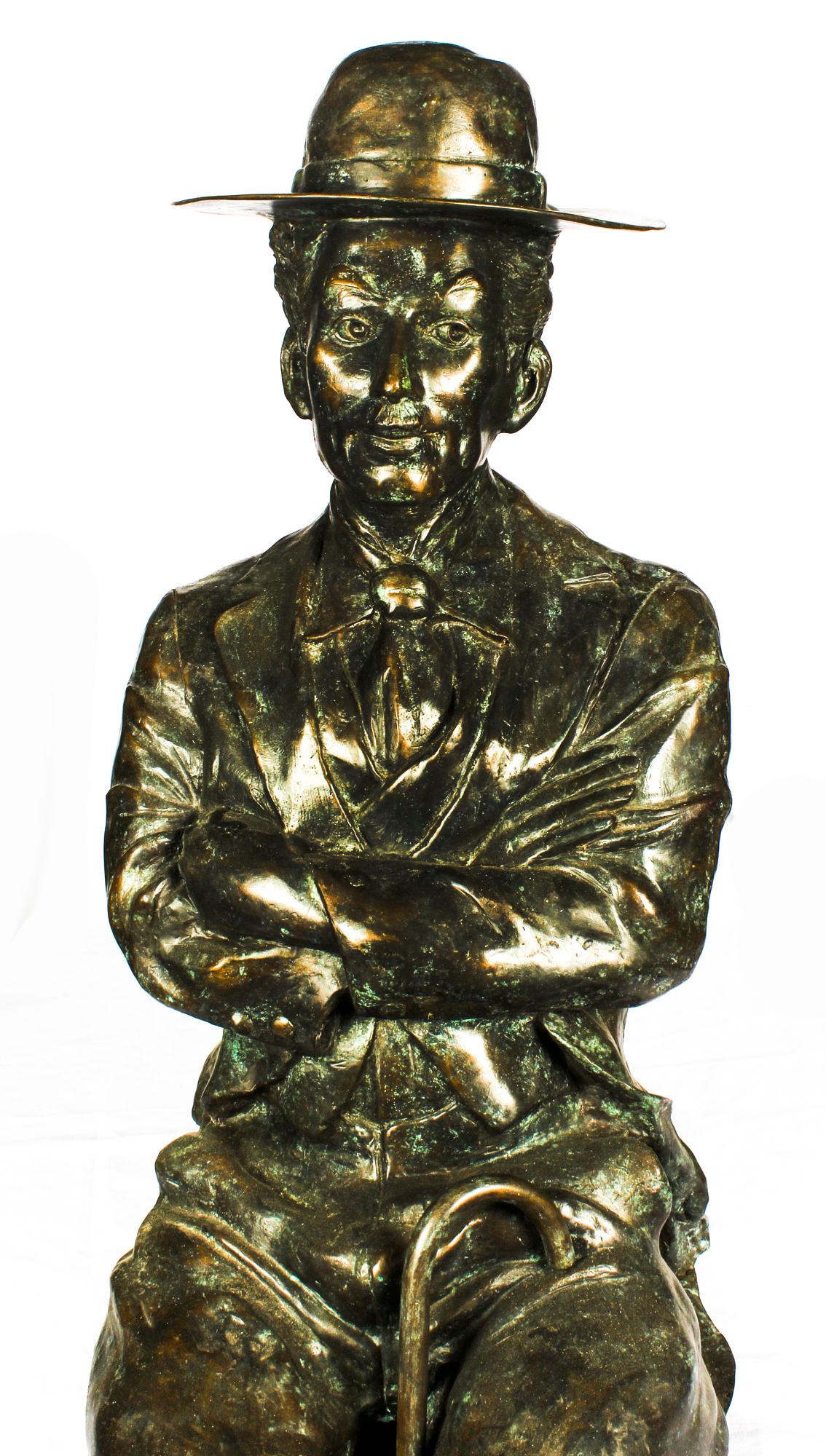 Sculpture en bronze grandeur nature de Charlie Chaplin assis 20ème siècle en vente 1
