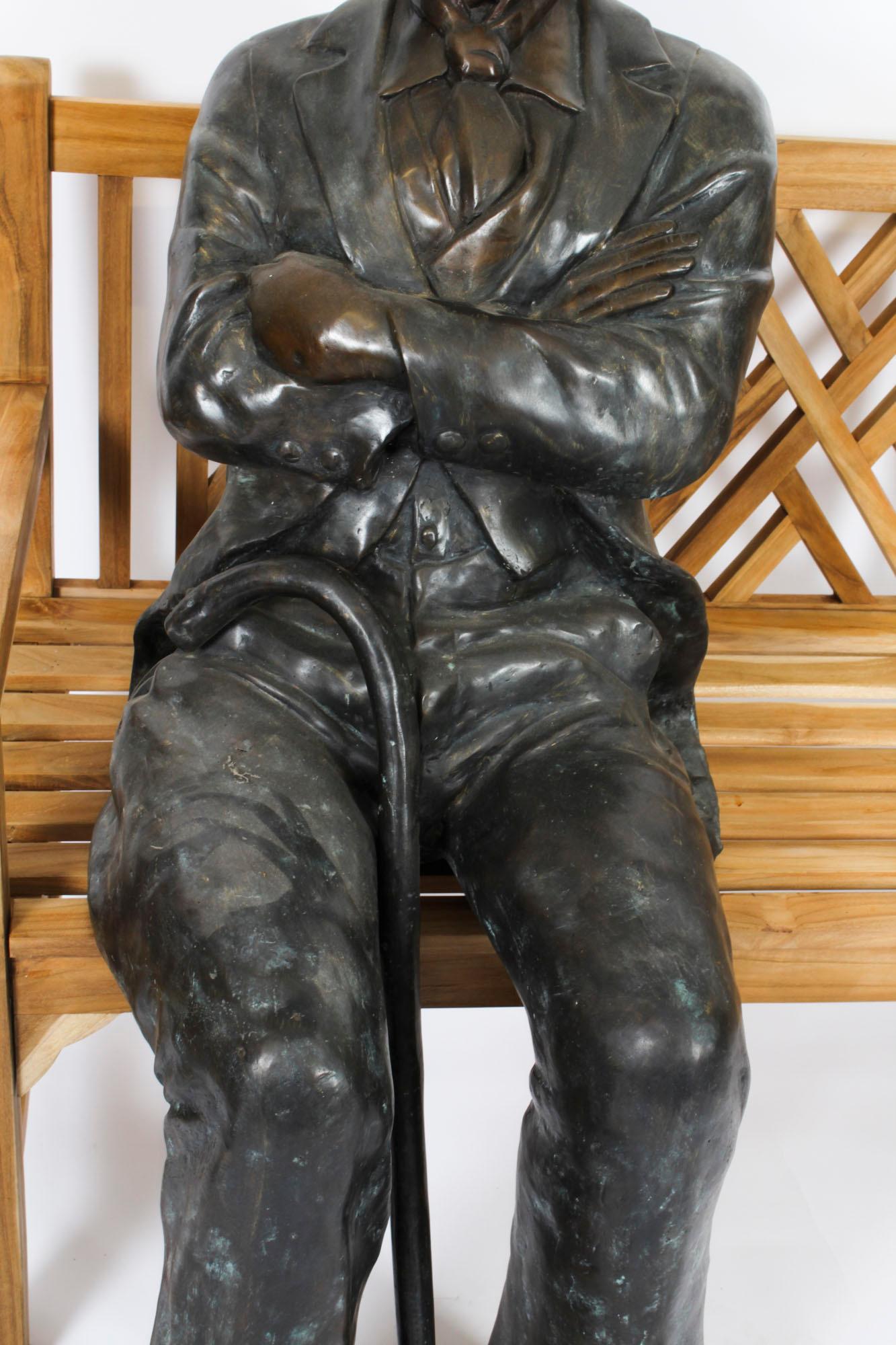 Escultura vintage de bronce a tamaño natural de Charlie Chaplin sentado Siglo XX 1