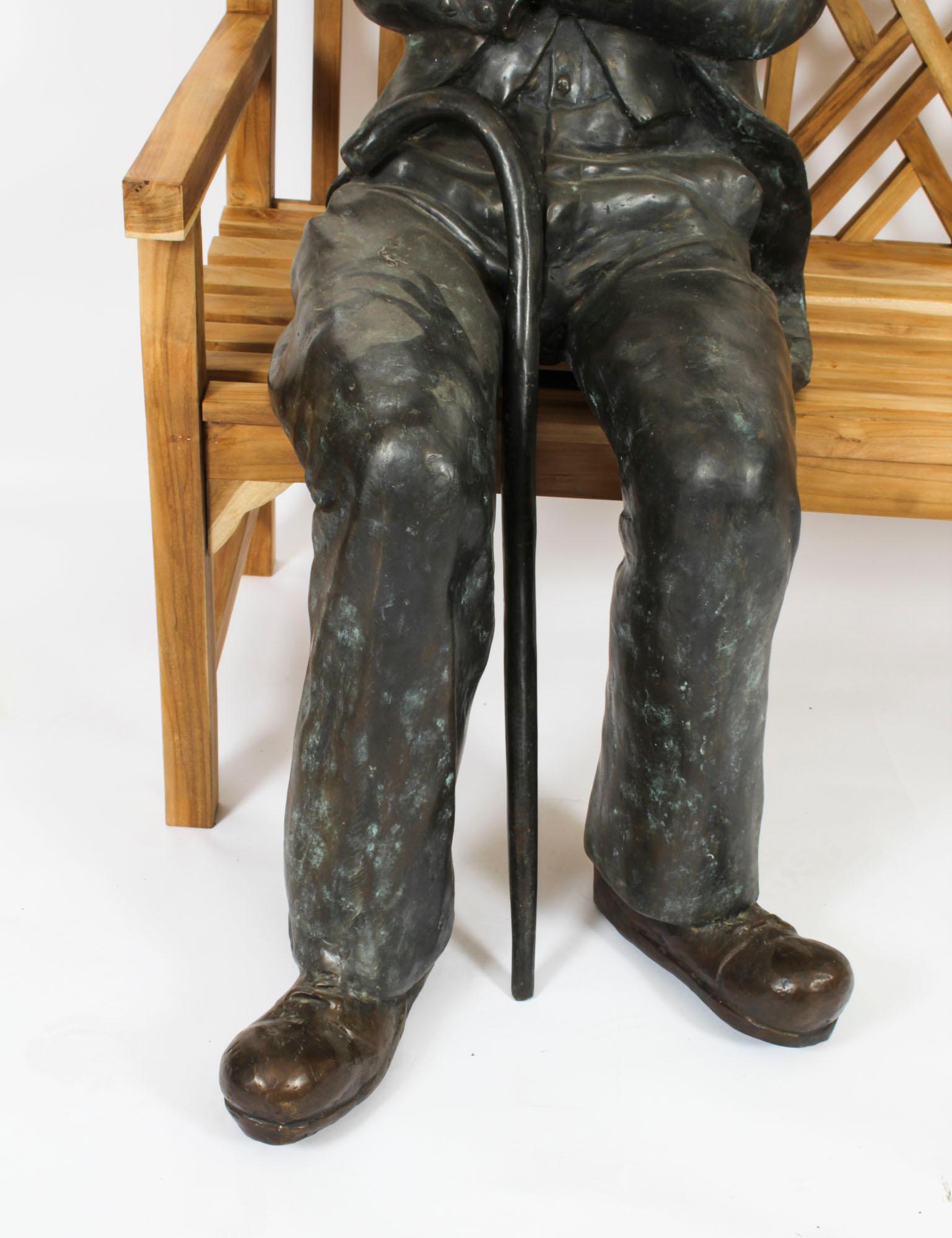 Escultura vintage de bronce a tamaño natural de Charlie Chaplin sentado Siglo XX 2