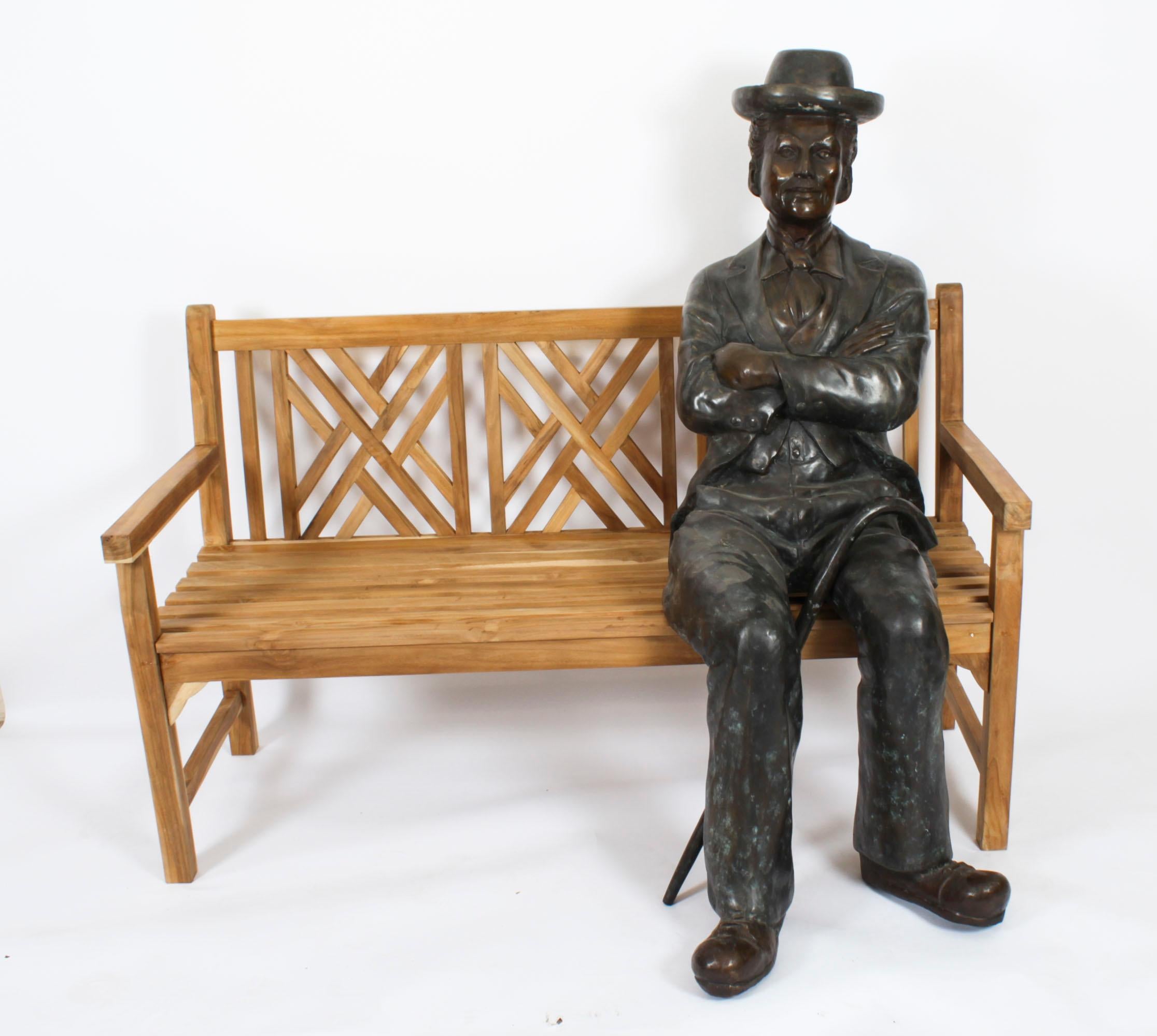Escultura vintage de bronce a tamaño natural de Charlie Chaplin sentado Siglo XX 3