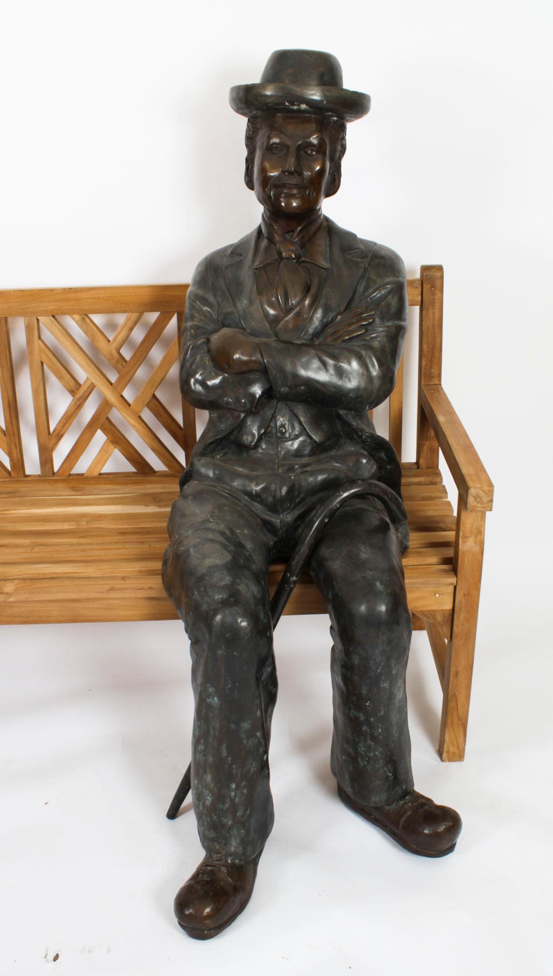 Escultura vintage de bronce a tamaño natural de Charlie Chaplin sentado Siglo XX 4