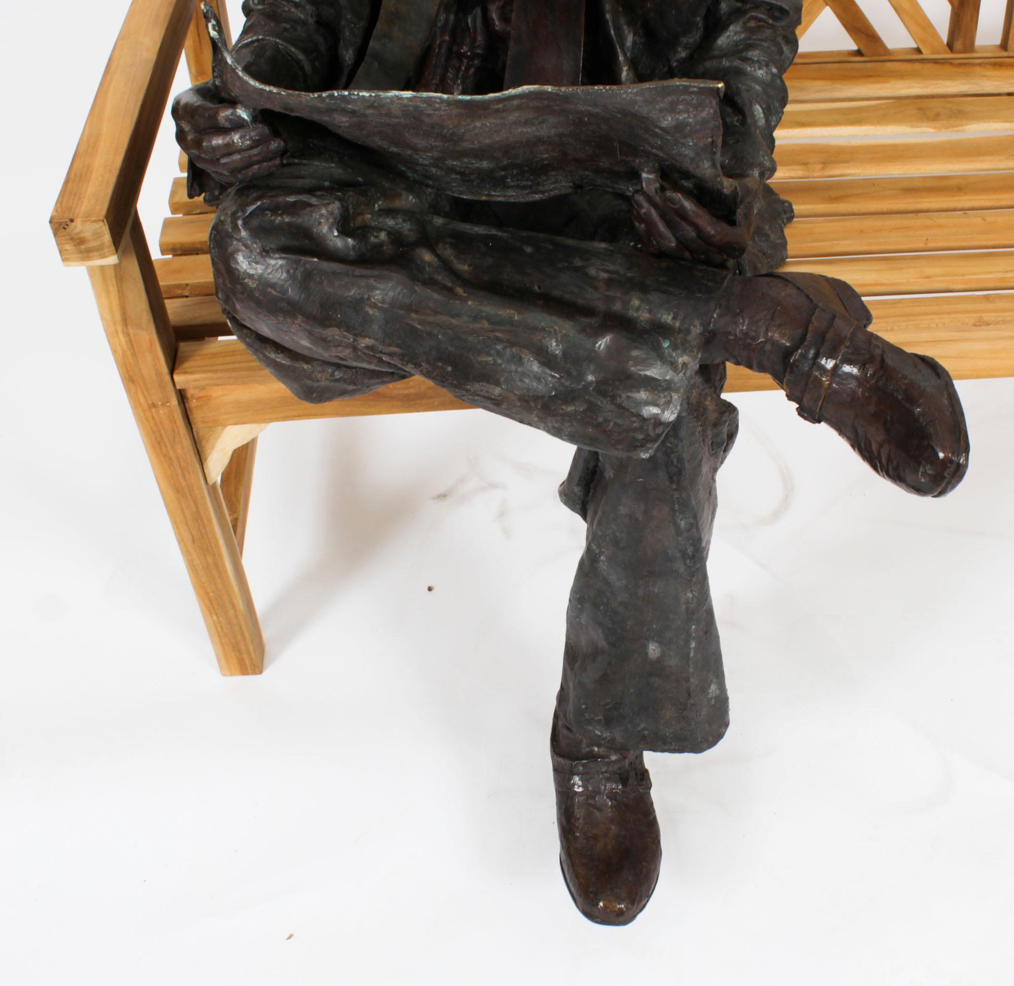 Scultura vintage in bronzo a grandezza naturale William Hearst che legge su una panchina XX secolo in vendita 5