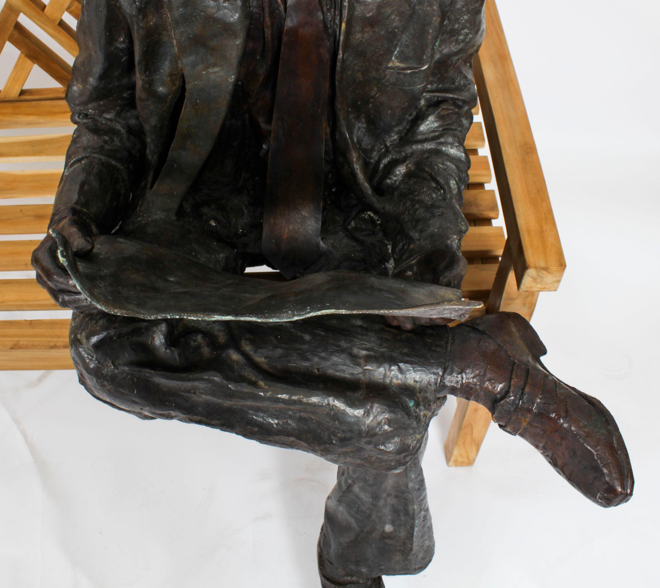 Scultura vintage in bronzo a grandezza naturale William Hearst che legge su una panchina XX secolo in vendita 6