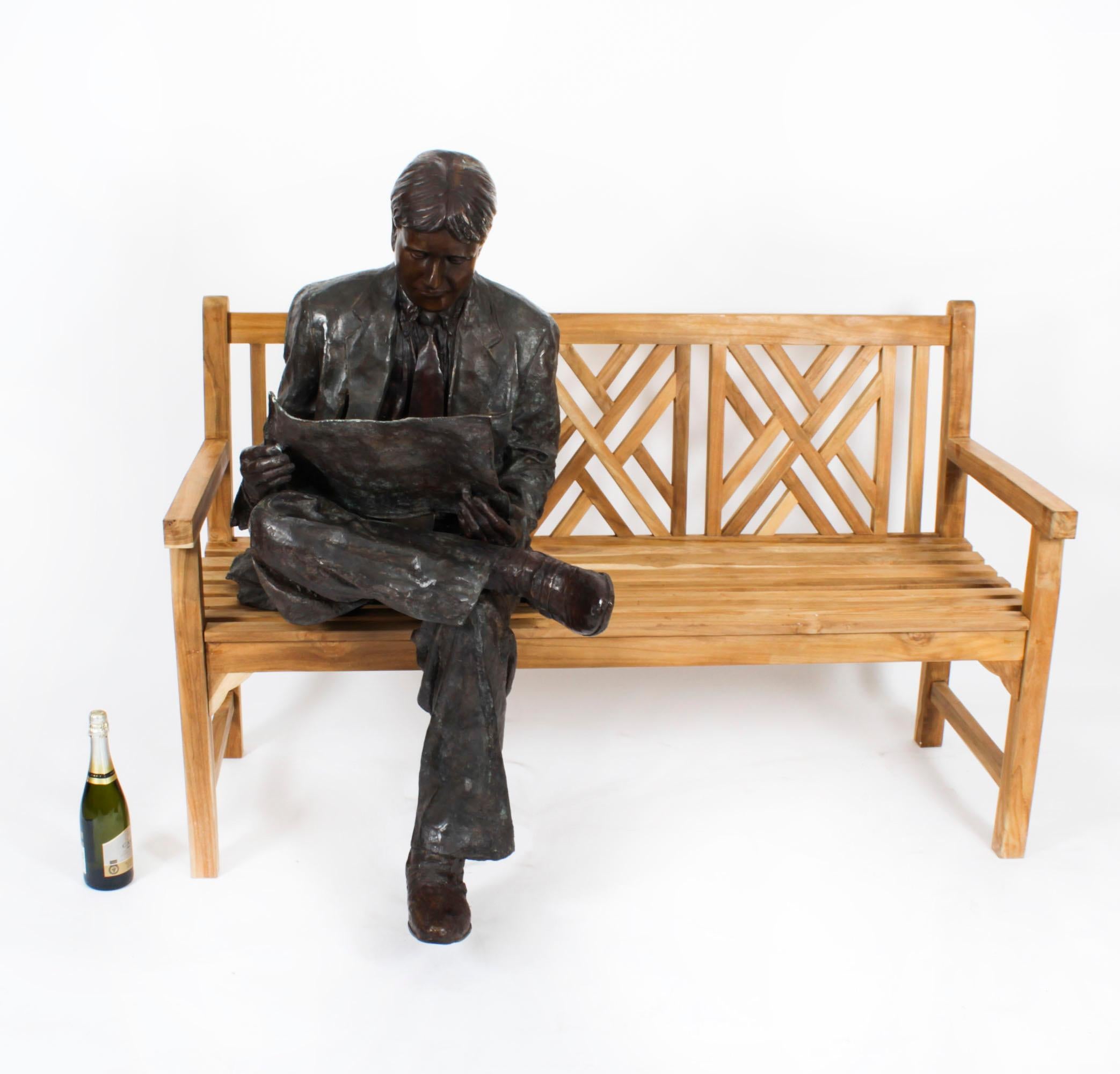 Scultura vintage in bronzo a grandezza naturale William Hearst che legge su una panchina XX secolo in vendita 7