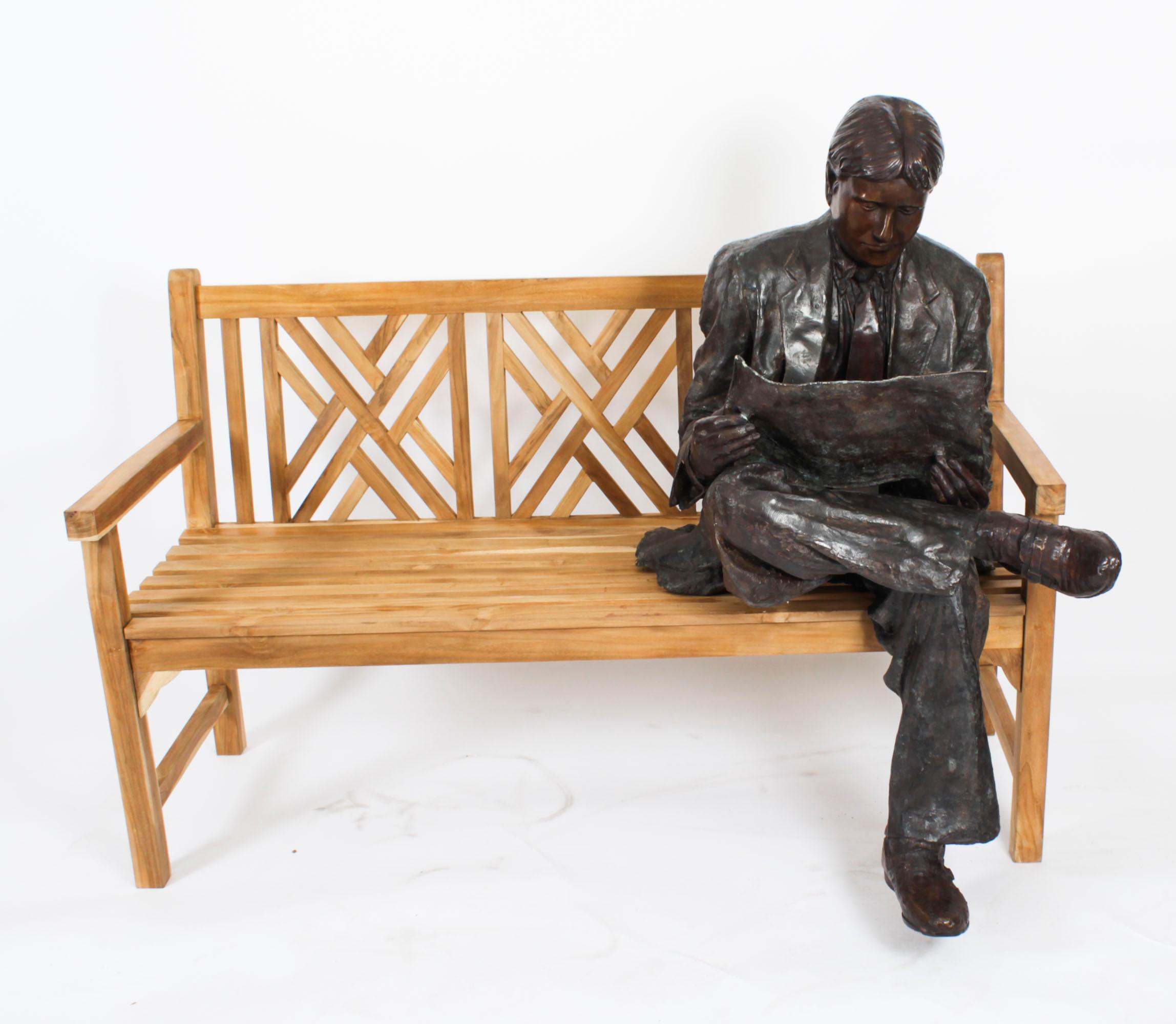 Scultura in bronzo di William Randolph Hearst seduto su una panchina a leggere un giornale, risalente alla fine del XX secolo.

Il bronzo è una splendida fusione a grandezza naturale di Hearst che legge un giornale su una panchina in