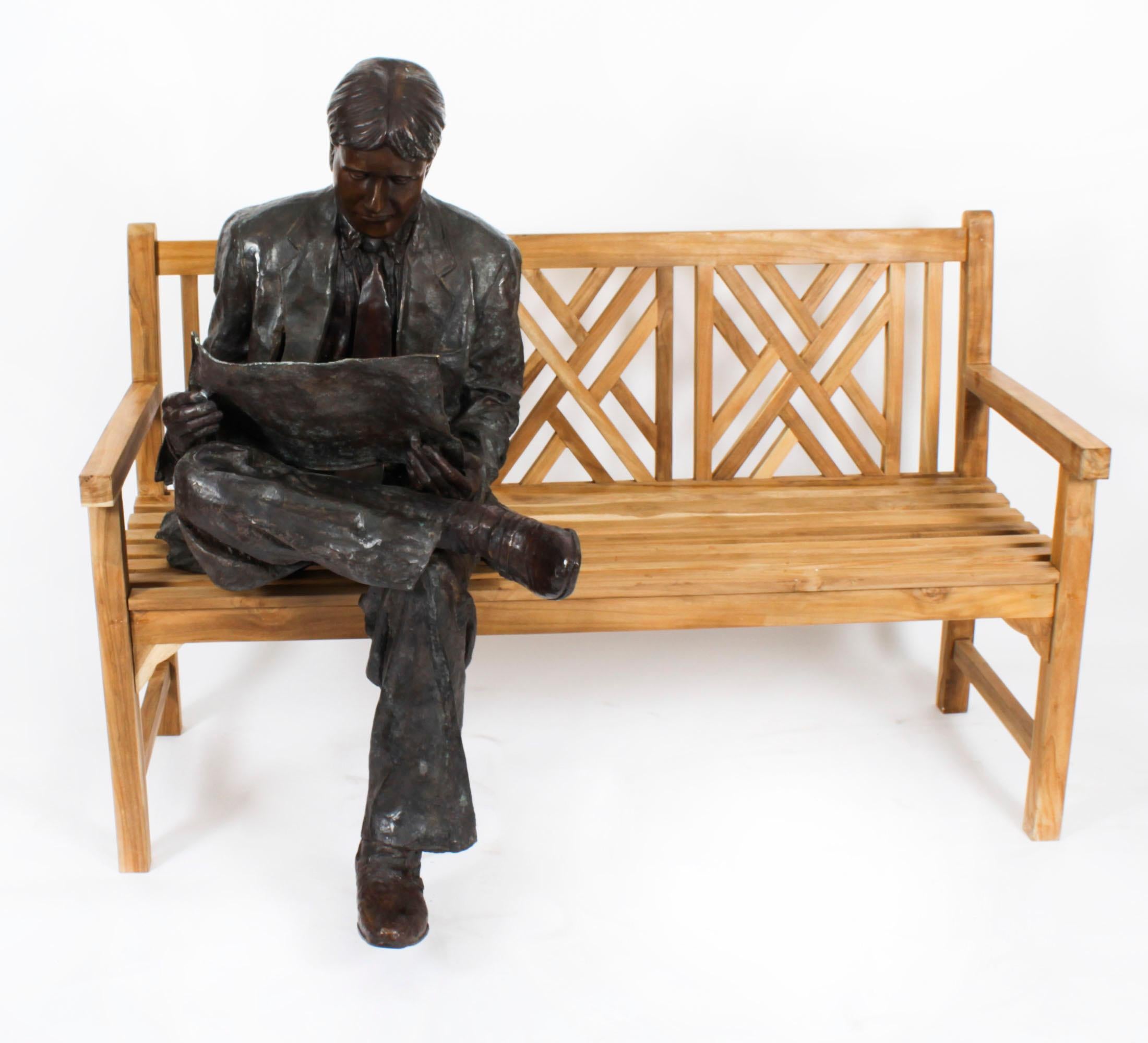 Calco Scultura vintage in bronzo a grandezza naturale William Hearst che legge su una panchina XX secolo in vendita