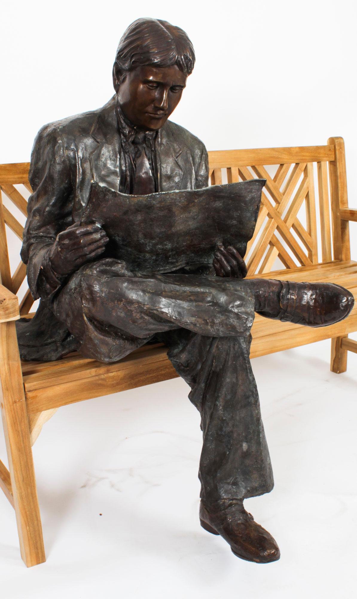 Scultura vintage in bronzo a grandezza naturale William Hearst che legge su una panchina XX secolo In condizioni buone in vendita a London, GB