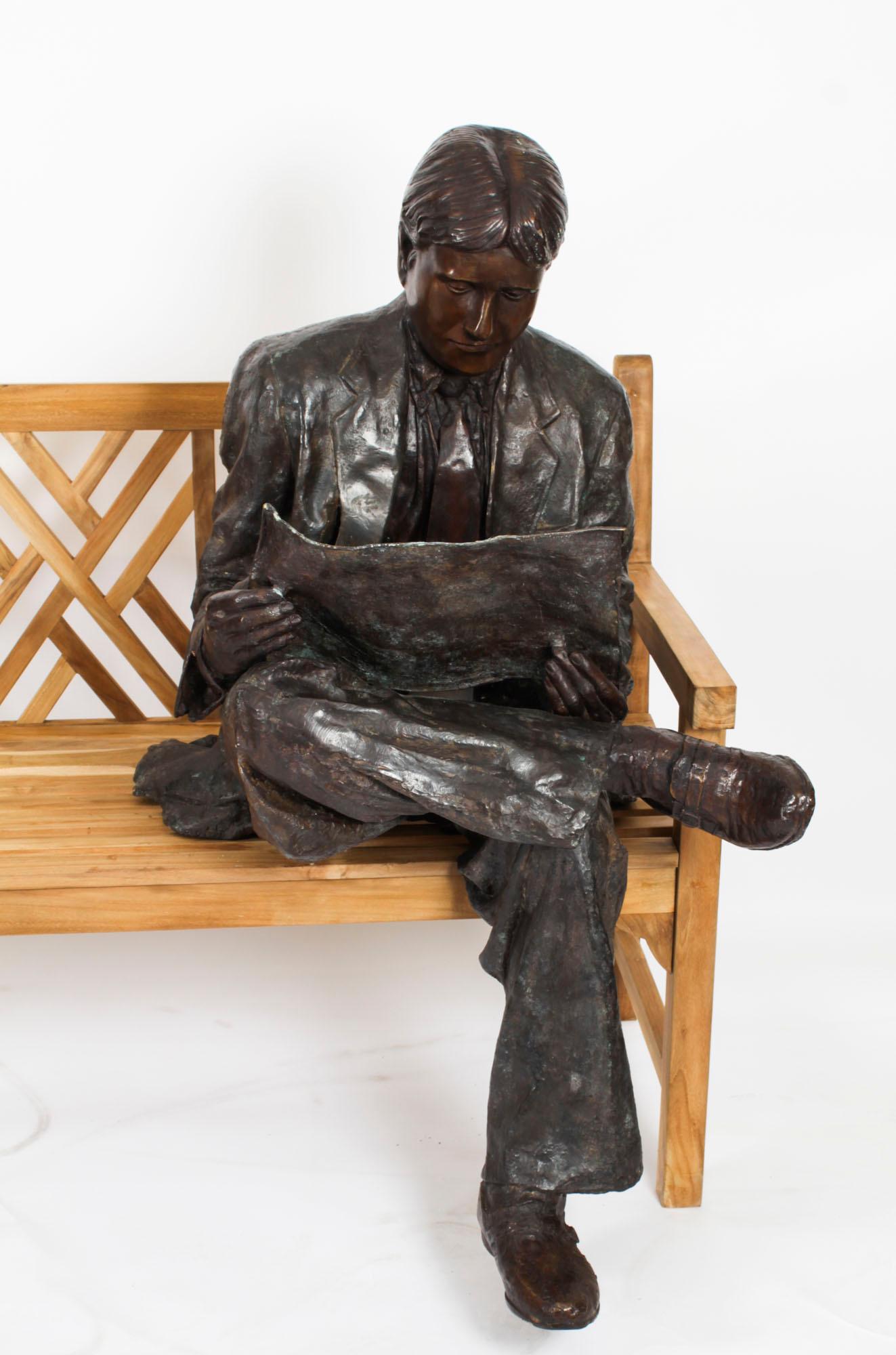 Bronzo Scultura vintage in bronzo a grandezza naturale William Hearst che legge su una panchina XX secolo in vendita