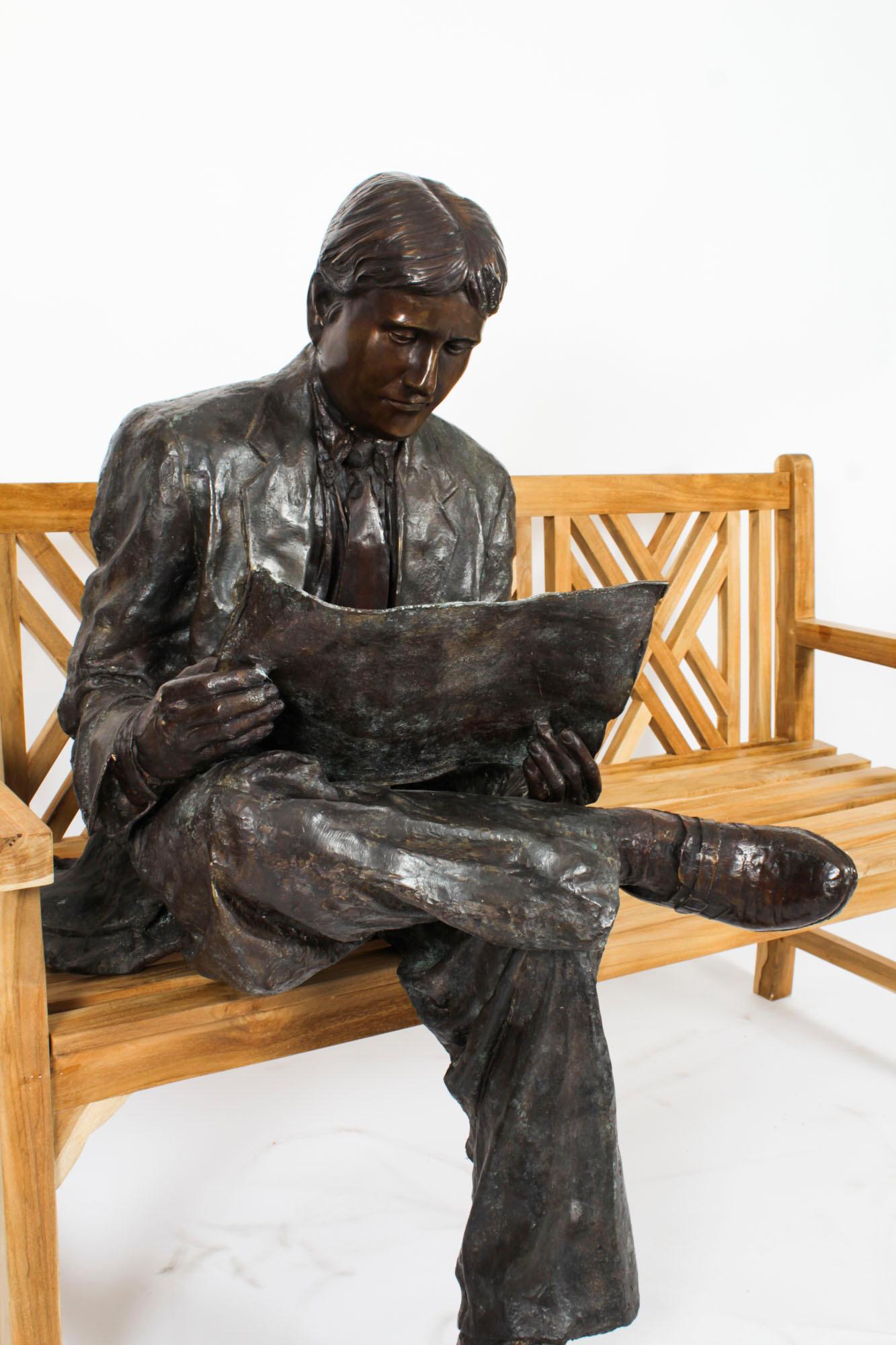 Scultura vintage in bronzo a grandezza naturale William Hearst che legge su una panchina XX secolo in vendita 1