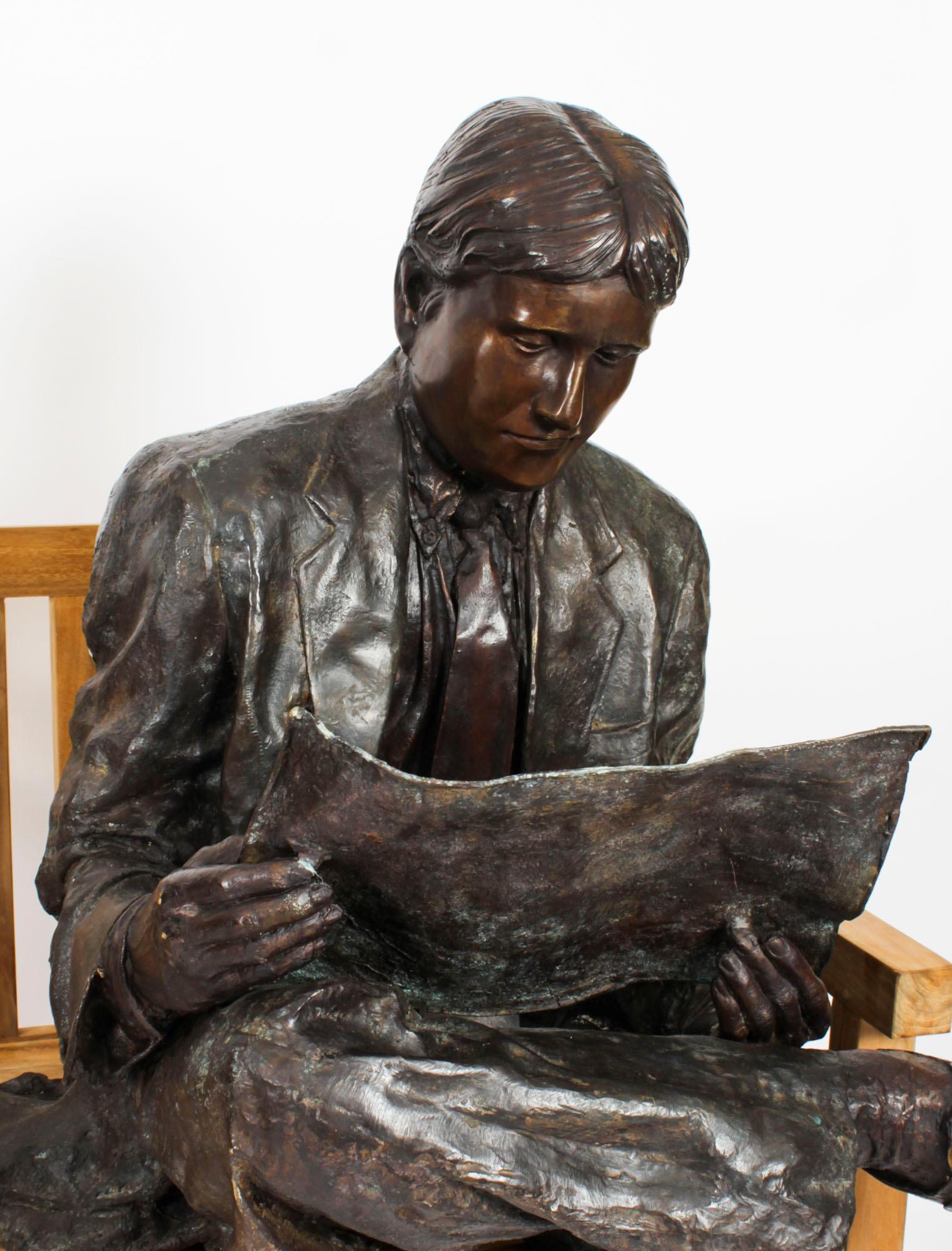 Scultura vintage in bronzo a grandezza naturale William Hearst che legge su una panchina XX secolo in vendita 2
