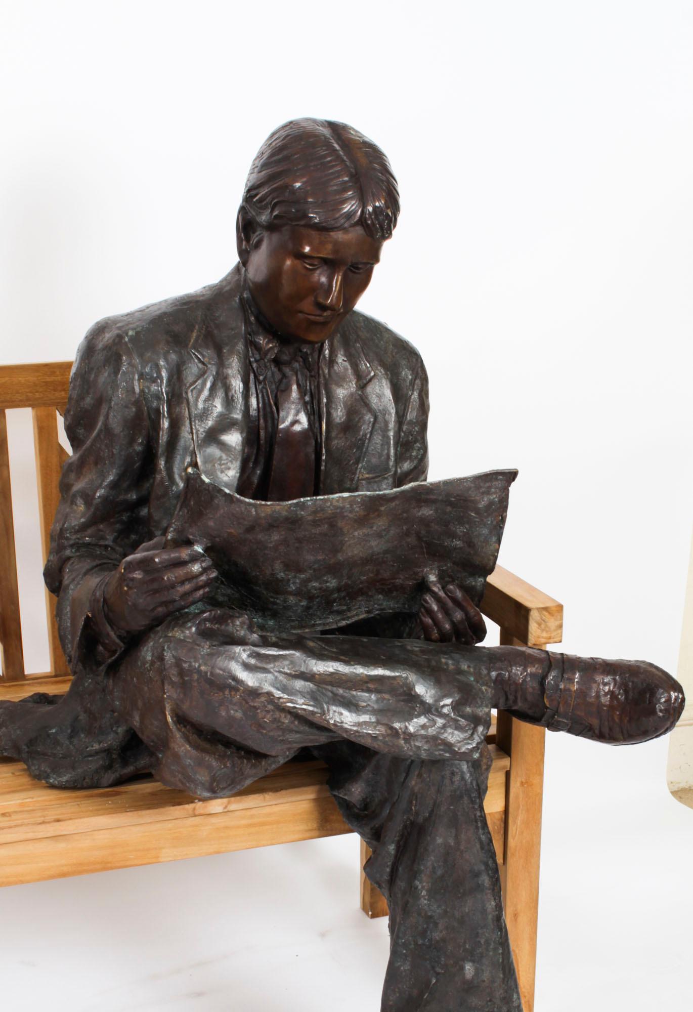 Scultura vintage in bronzo a grandezza naturale William Hearst che legge su una panchina XX secolo in vendita 3