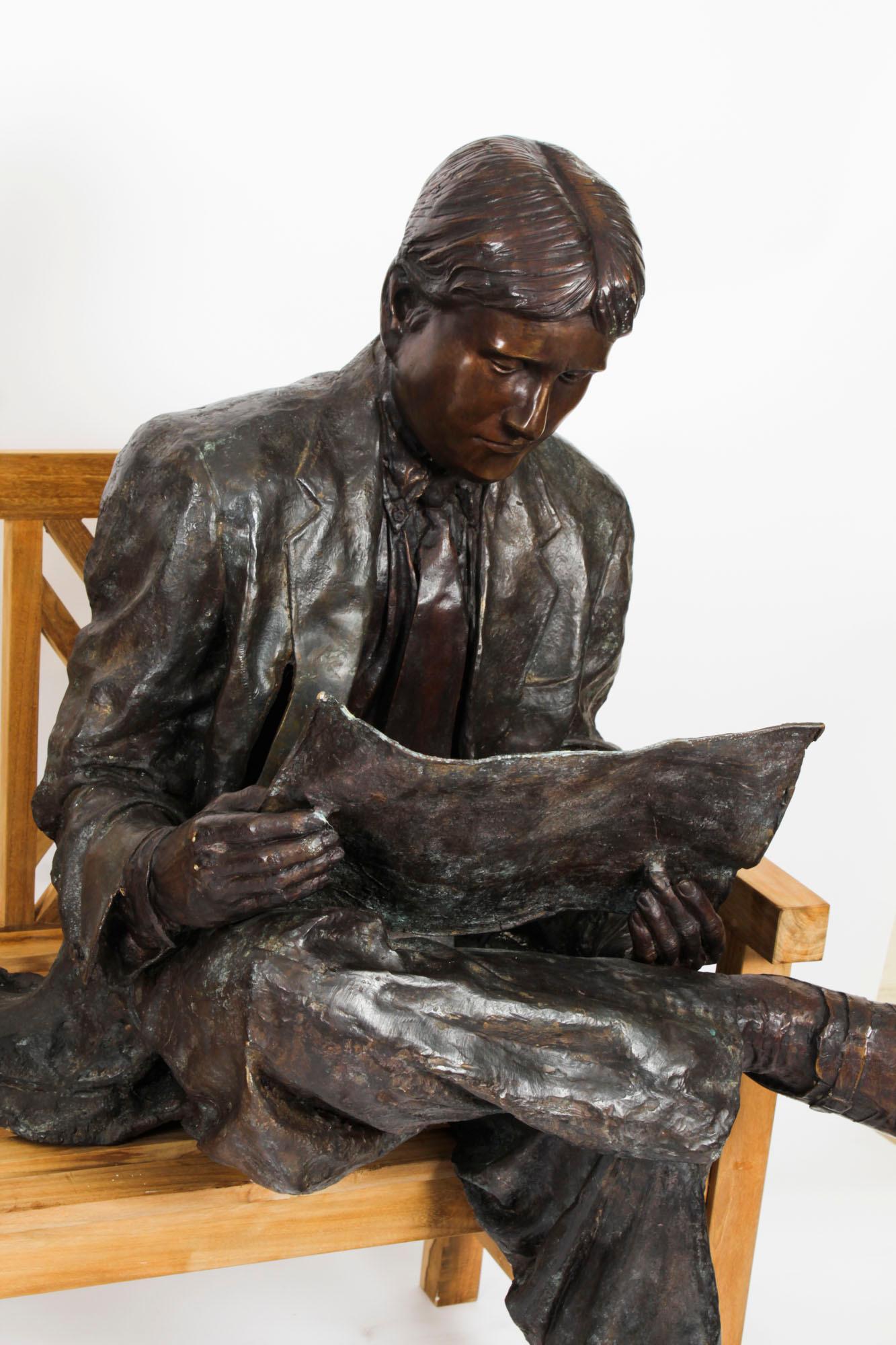 Scultura vintage in bronzo a grandezza naturale William Hearst che legge su una panchina XX secolo in vendita 4