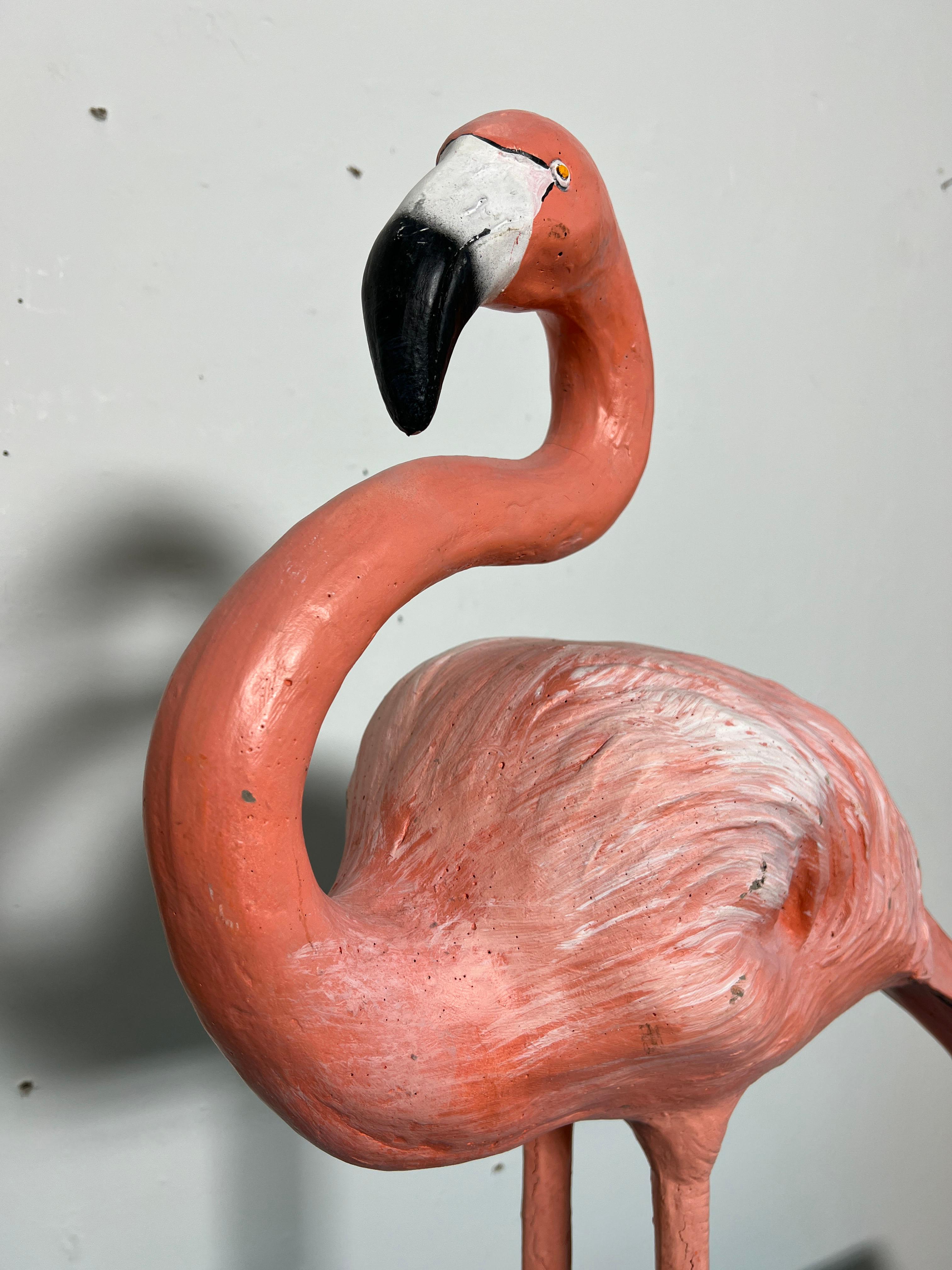 Vintage Lebensgroßer gegossener Stein Rosa Flamingo Ca. 1950s (Moderne der Mitte des Jahrhunderts) im Angebot