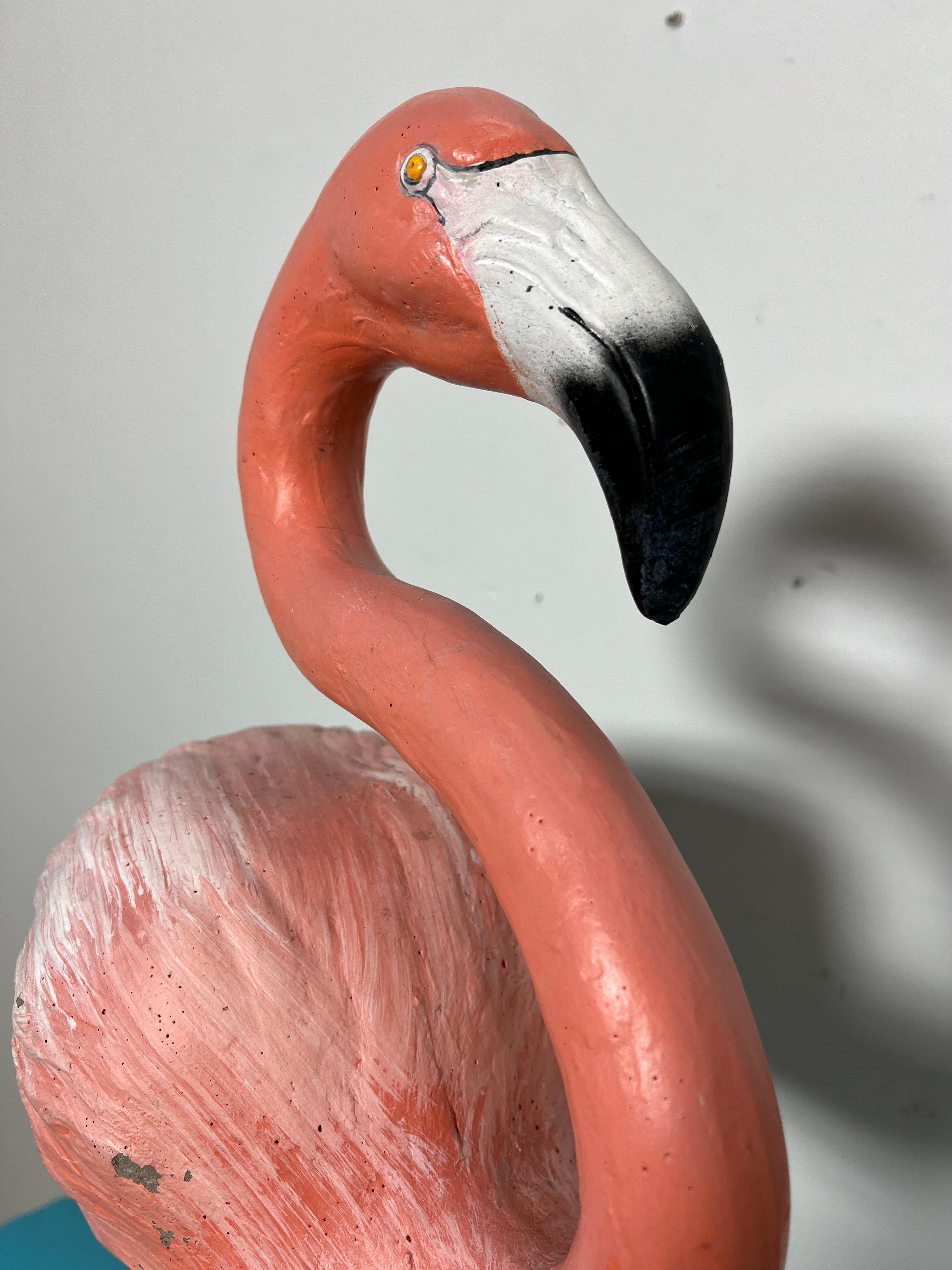 Vintage Lebensgroßer gegossener Stein Rosa Flamingo Ca. 1950s (Unbekannt) im Angebot
