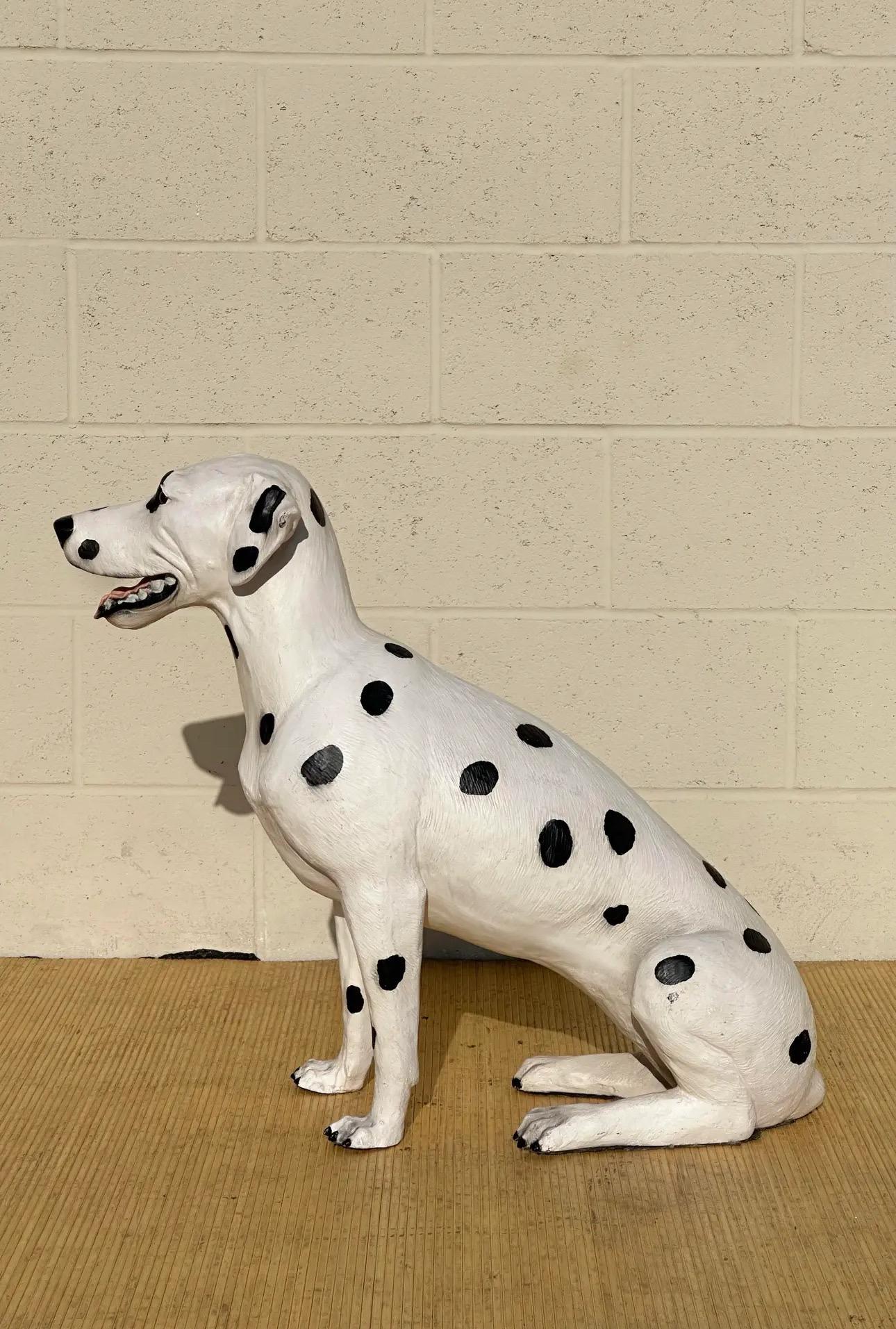 Incredibile scultura decorativa di cane dalmata, originale degli anni '80 (ha una firma). Questo meraviglioso cane a grandezza naturale è molto ben dettagliato ed è realizzato in fibra di vetro.
