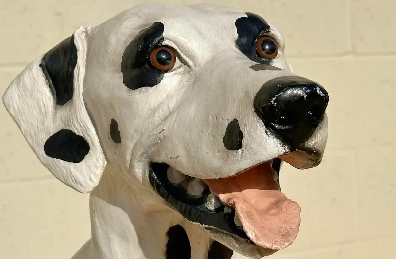 Vetroresina Scultura decorativa di cane dalmata d'epoca a grandezza naturale, 1980 in vendita