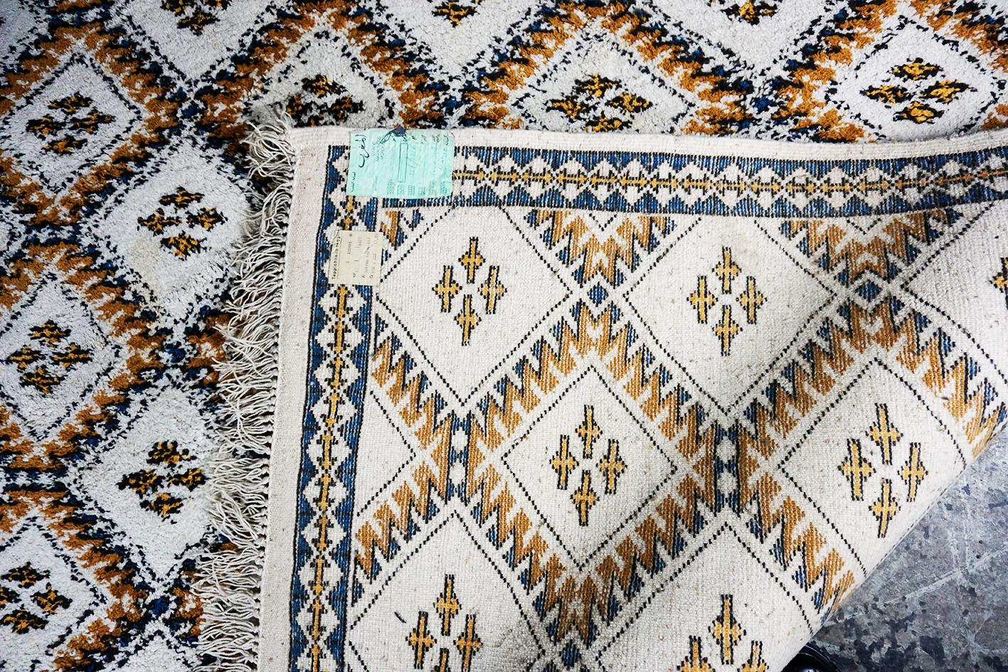 Vintage Light Beige and Blue Moroccan Handwoven Wool Rug In Good Condition For Sale In Vienna, AT