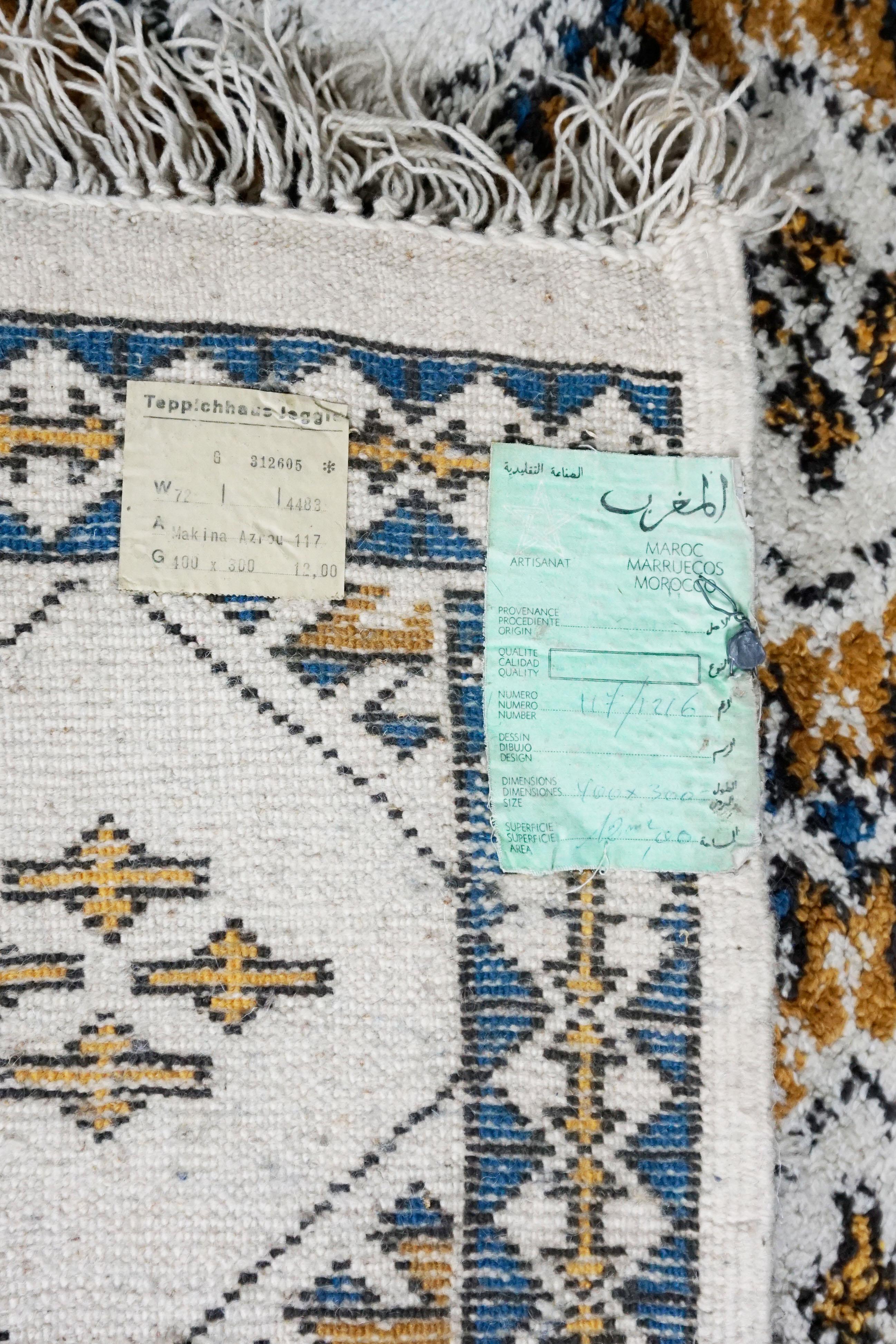 Late 20th Century Vintage Light Beige and Blue Moroccan Handwoven Wool Rug For Sale