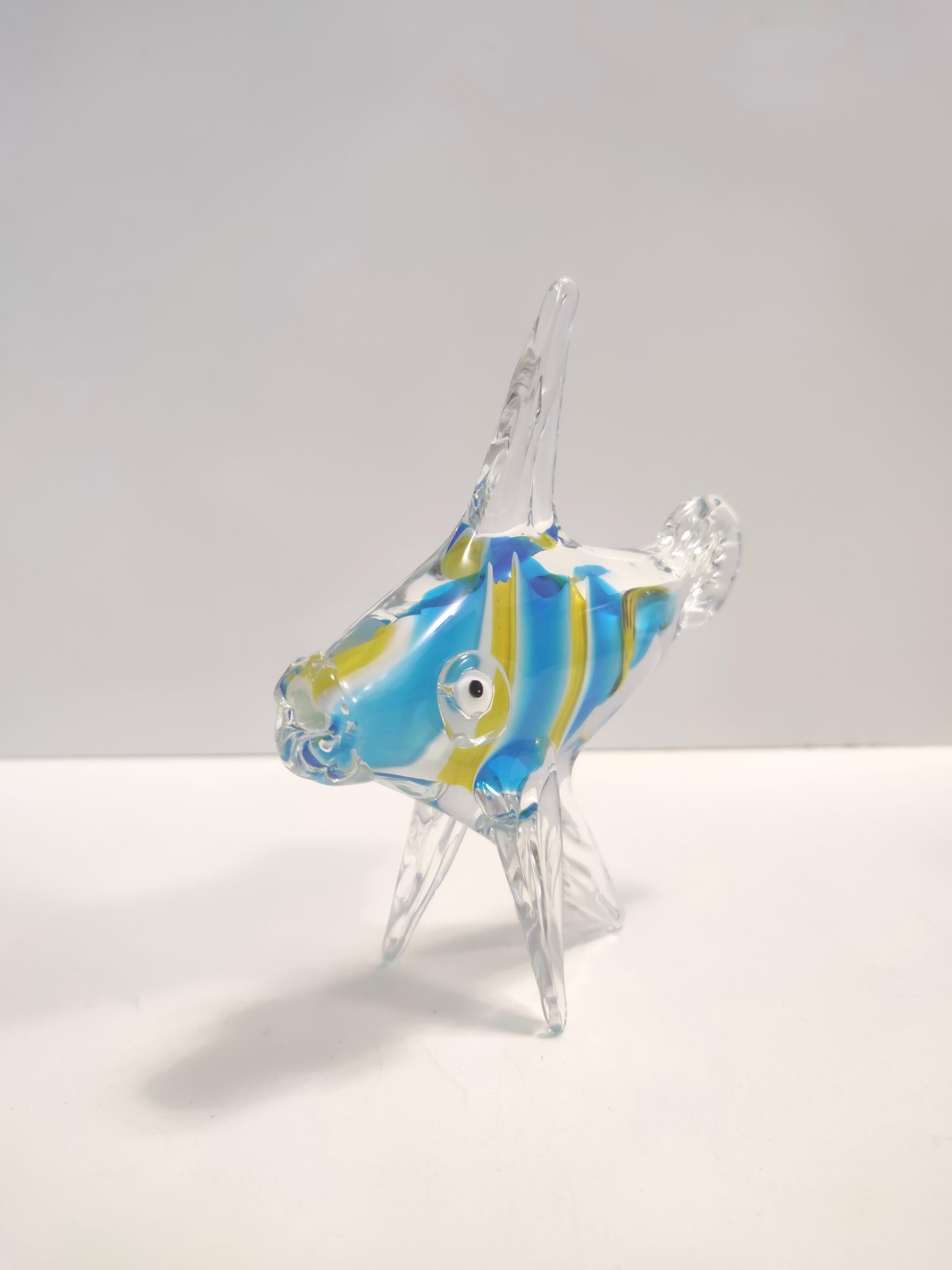 Murano, Italien, 1950er Jahre. 
Dieser Fisch ist aus mundgeblasenem Murano-Glas gefertigt.
Da es sich um ein Vintage-Stück handelt, kann es leichte Gebrauchsspuren aufweisen, aber es ist in einem ausgezeichneten Originalzustand und bereit, ein Stück