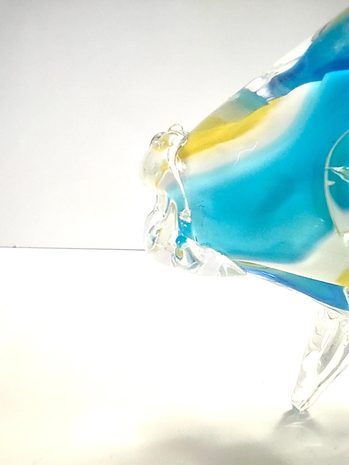Milieu du XXe siècle Figurine décorative de poisson en verre de Murano soufflé bleu clair et jaune, Italie en vente