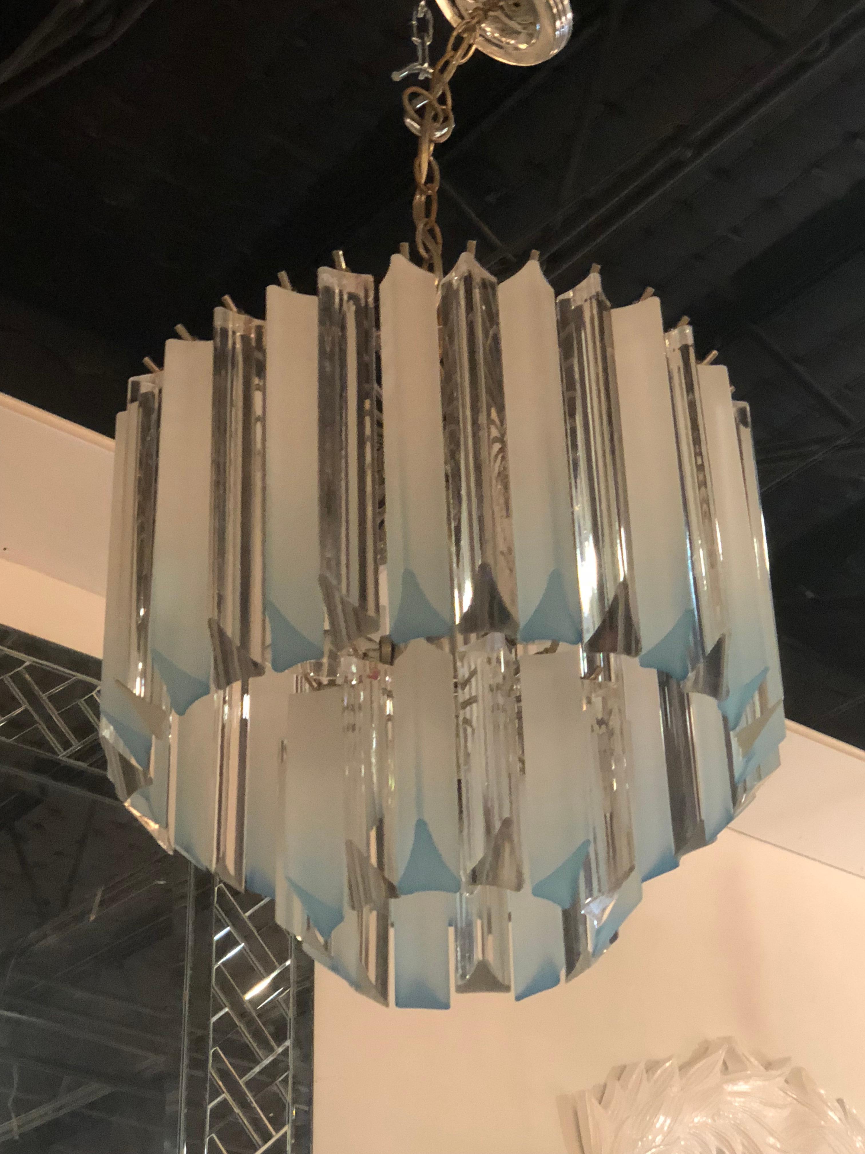 Hollywood Regency Lampadario vintage a due piani in lucite Aqua Light Blu con cromatura in vendita