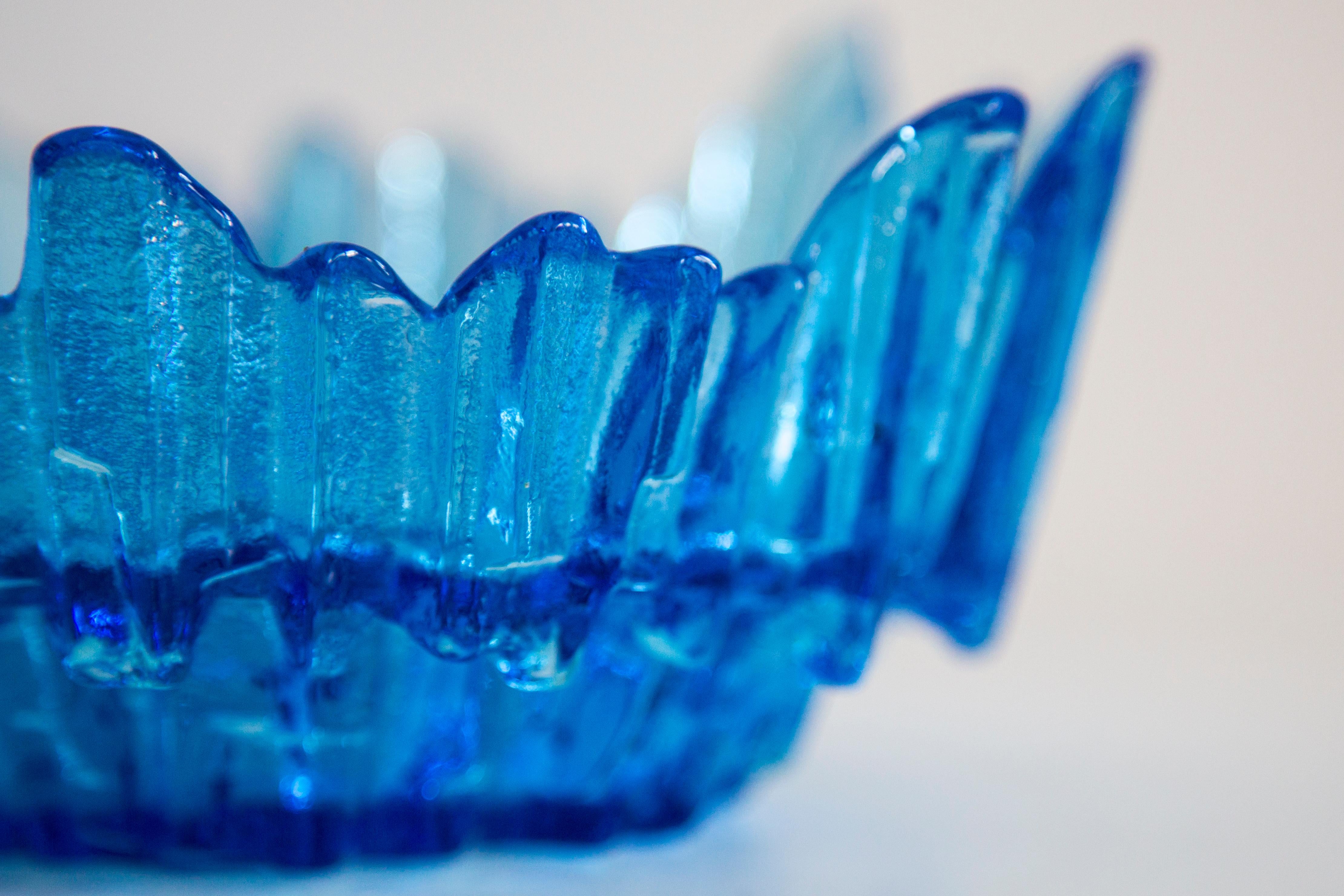 Assiette décorative en verre glacé bleu clair, Italie, années 1960 en vente 3